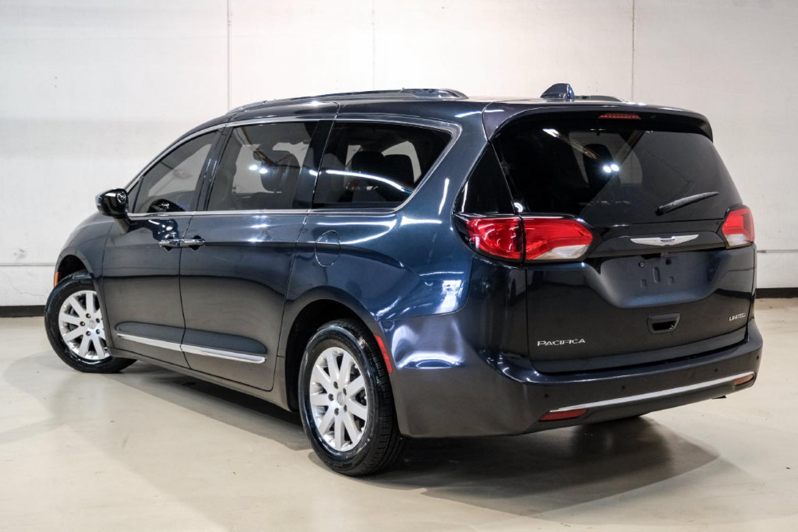2020 Steel Metallic /Black Chrysler Pacifica Limited (2C4RC1GG0LR) with an 3.6L V6 24V VVT engine, Automatic transmission, located at 15300 Midway Rd., Addison, TX, 75001, (972) 702-0011, 32.958321, -96.838074- Photo#10