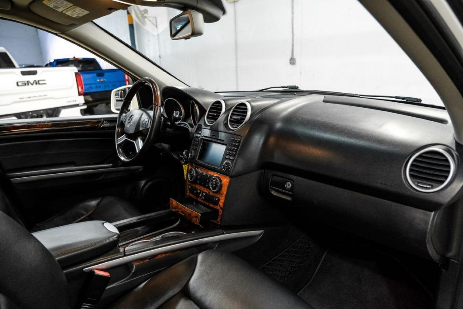 2011 Arctic White /Black Mercedes-Benz M-Class ML 350 (4JGBB8GB6BA) with an 3.5L V6 DOHC 24V engine, Automatic transmission, located at 15300 Midway Rd., Addison, TX, 75001, (972) 702-0011, 32.958321, -96.838074- Photo#18