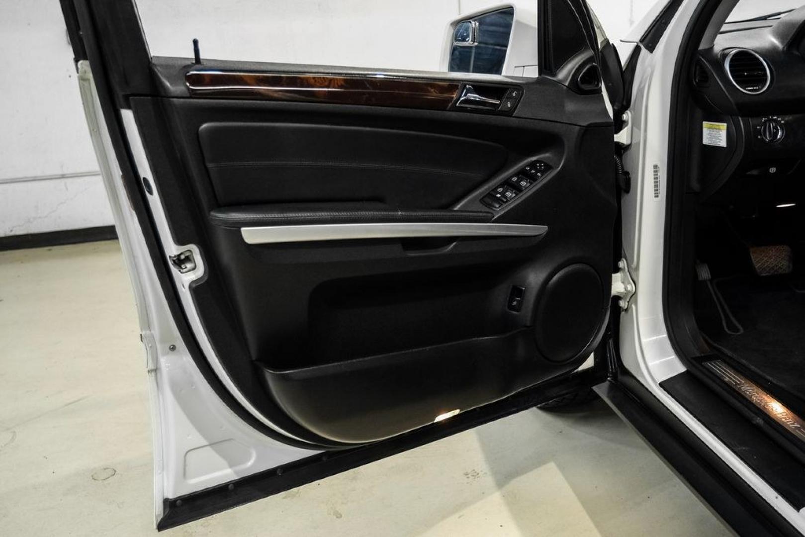 2011 Arctic White /Black Mercedes-Benz M-Class ML 350 (4JGBB8GB6BA) with an 3.5L V6 DOHC 24V engine, Automatic transmission, located at 15300 Midway Rd., Addison, TX, 75001, (972) 702-0011, 32.958321, -96.838074- Photo#44