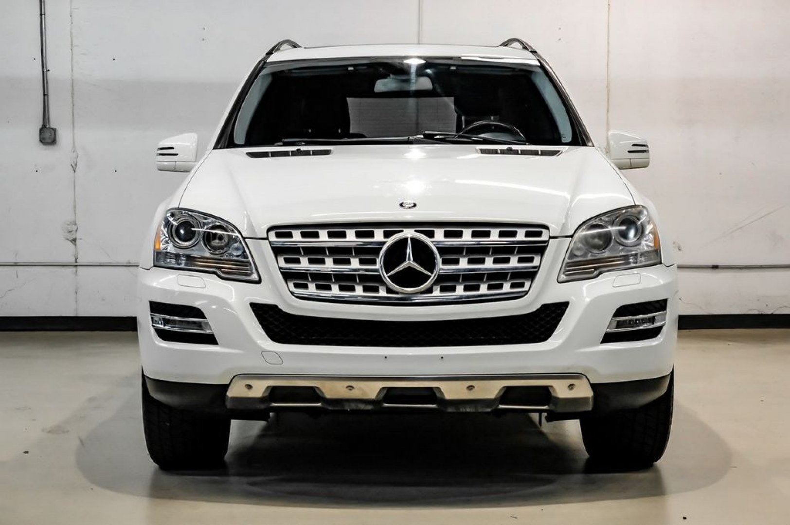 2011 Arctic White /Black Mercedes-Benz M-Class ML 350 (4JGBB8GB6BA) with an 3.5L V6 DOHC 24V engine, Automatic transmission, located at 15300 Midway Rd., Addison, TX, 75001, (972) 702-0011, 32.958321, -96.838074- Photo#5