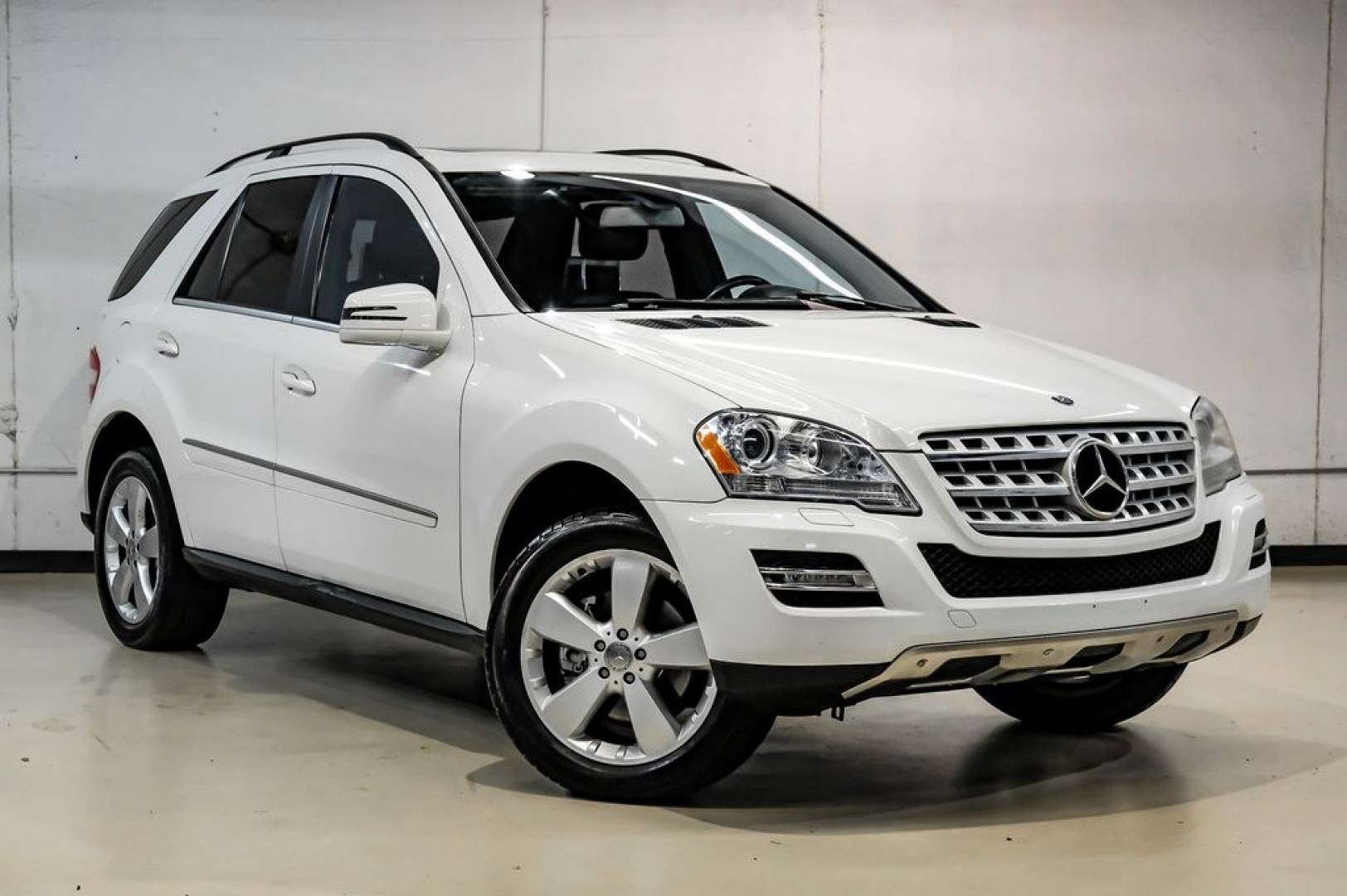 2011 Arctic White /Black Mercedes-Benz M-Class ML 350 (4JGBB8GB6BA) with an 3.5L V6 DOHC 24V engine, Automatic transmission, located at 15300 Midway Rd., Addison, TX, 75001, (972) 702-0011, 32.958321, -96.838074- Photo#6