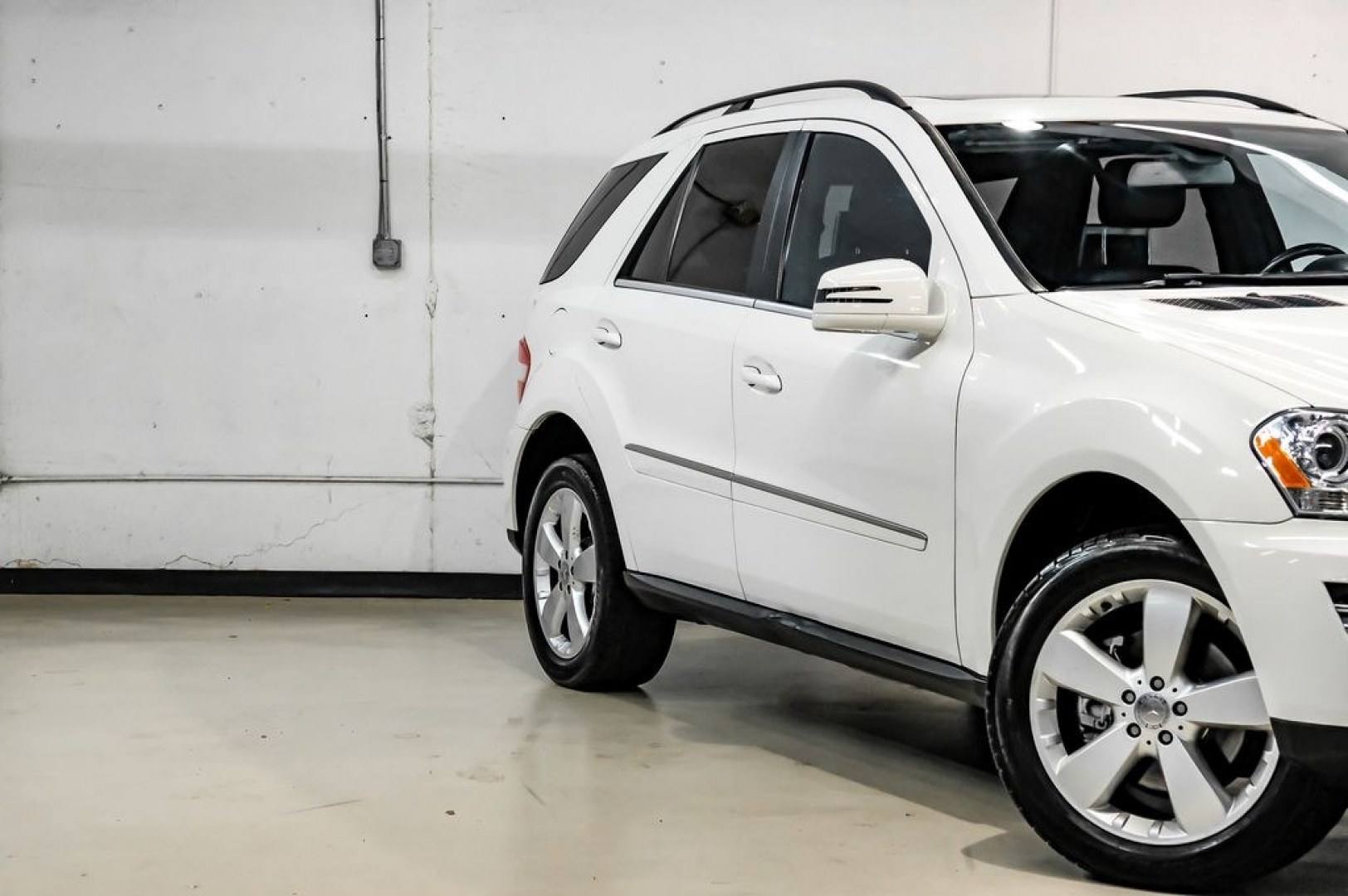 2011 Arctic White /Black Mercedes-Benz M-Class ML 350 (4JGBB8GB6BA) with an 3.5L V6 DOHC 24V engine, Automatic transmission, located at 15300 Midway Rd., Addison, TX, 75001, (972) 702-0011, 32.958321, -96.838074- Photo#7