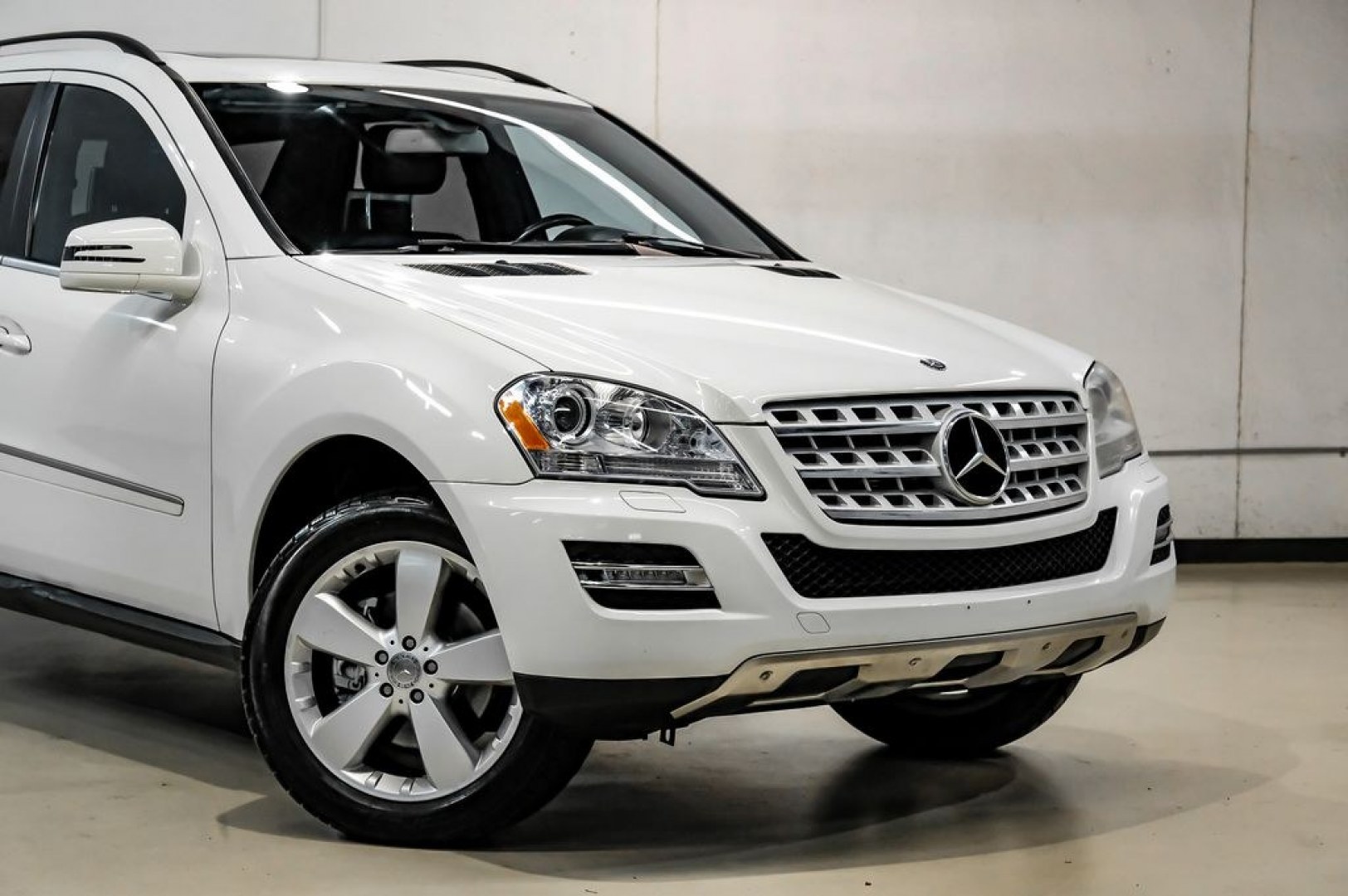2011 Arctic White /Black Mercedes-Benz M-Class ML 350 (4JGBB8GB6BA) with an 3.5L V6 DOHC 24V engine, Automatic transmission, located at 15300 Midway Rd., Addison, TX, 75001, (972) 702-0011, 32.958321, -96.838074- Photo#8