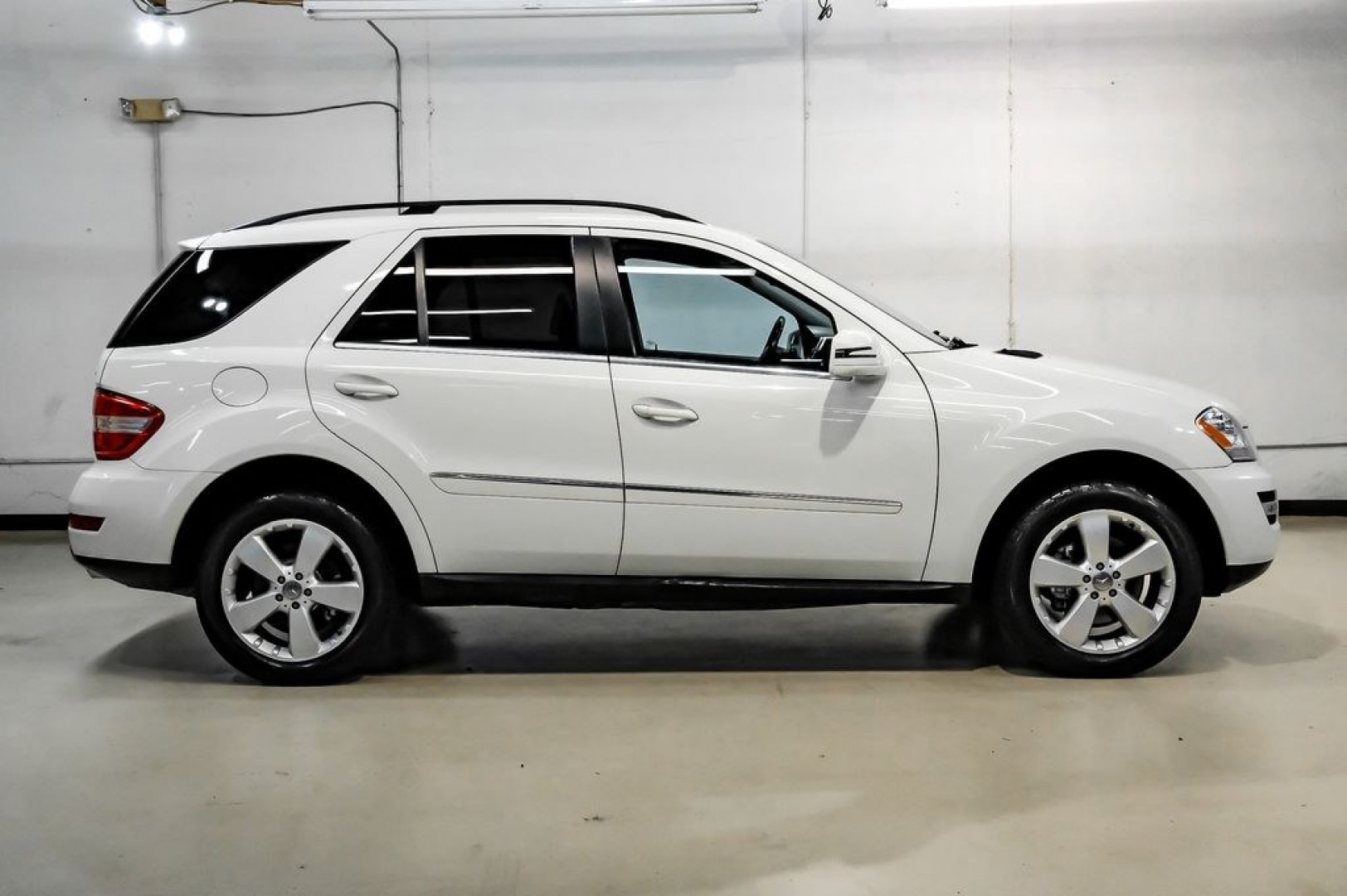 2011 Arctic White /Black Mercedes-Benz M-Class ML 350 (4JGBB8GB6BA) with an 3.5L V6 DOHC 24V engine, Automatic transmission, located at 15300 Midway Rd., Addison, TX, 75001, (972) 702-0011, 32.958321, -96.838074- Photo#9