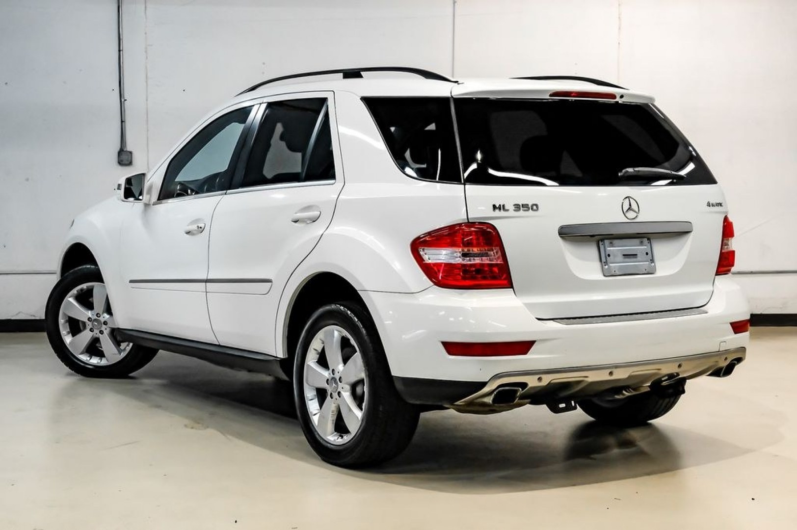 2011 Arctic White /Black Mercedes-Benz M-Class ML 350 (4JGBB8GB6BA) with an 3.5L V6 DOHC 24V engine, Automatic transmission, located at 15300 Midway Rd., Addison, TX, 75001, (972) 702-0011, 32.958321, -96.838074- Photo#12