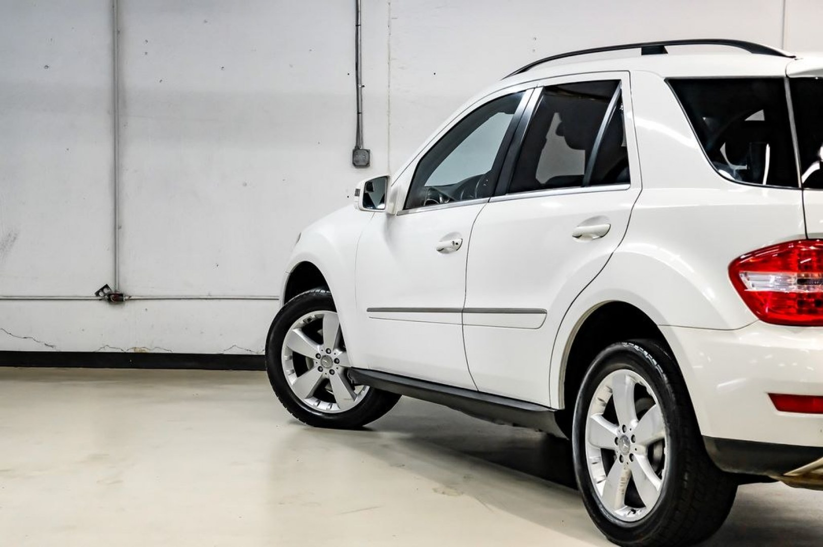 2011 Arctic White /Black Mercedes-Benz M-Class ML 350 (4JGBB8GB6BA) with an 3.5L V6 DOHC 24V engine, Automatic transmission, located at 15300 Midway Rd., Addison, TX, 75001, (972) 702-0011, 32.958321, -96.838074- Photo#13
