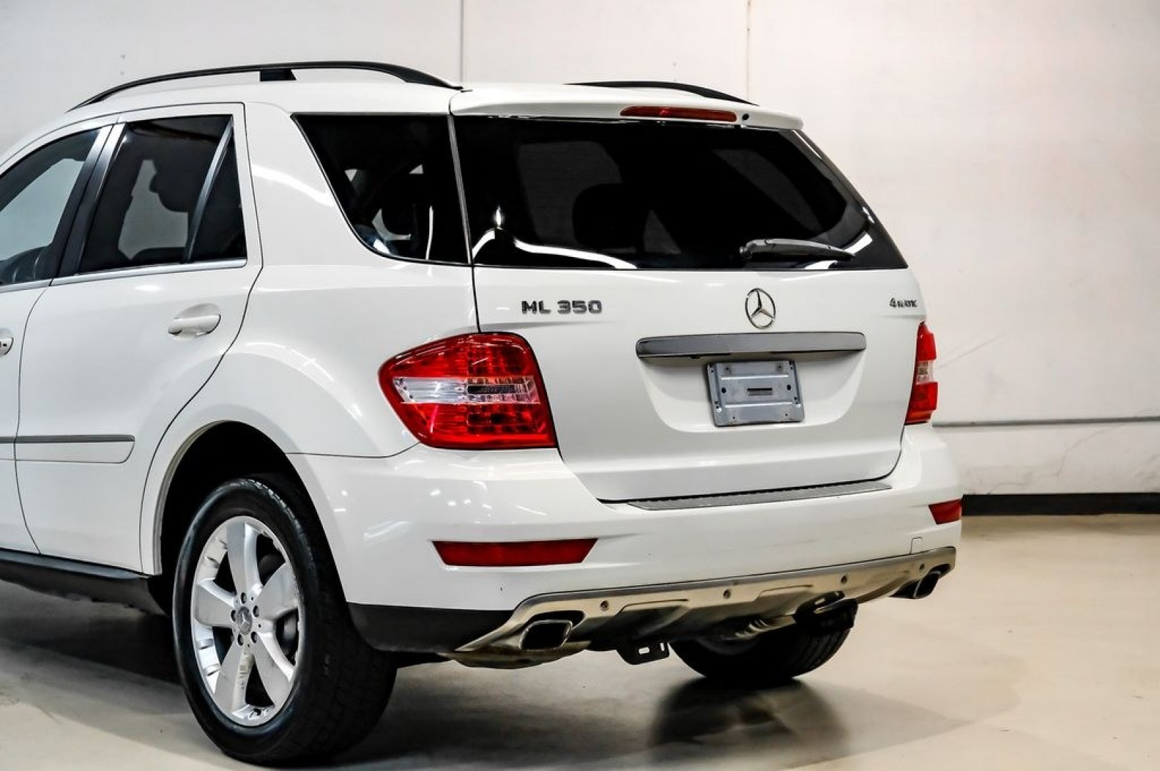 2011 Arctic White /Black Mercedes-Benz M-Class ML 350 (4JGBB8GB6BA) with an 3.5L V6 DOHC 24V engine, Automatic transmission, located at 15300 Midway Rd., Addison, TX, 75001, (972) 702-0011, 32.958321, -96.838074- Photo#14