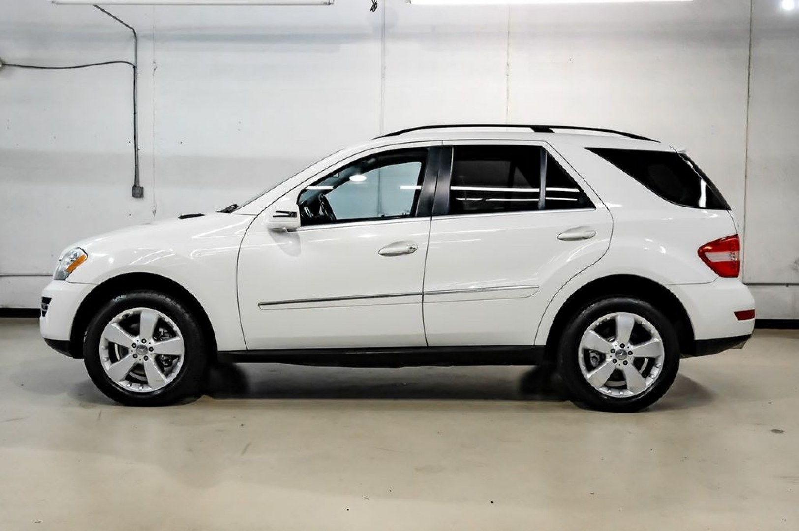 2011 Arctic White /Black Mercedes-Benz M-Class ML 350 (4JGBB8GB6BA) with an 3.5L V6 DOHC 24V engine, Automatic transmission, located at 15300 Midway Rd., Addison, TX, 75001, (972) 702-0011, 32.958321, -96.838074- Photo#15