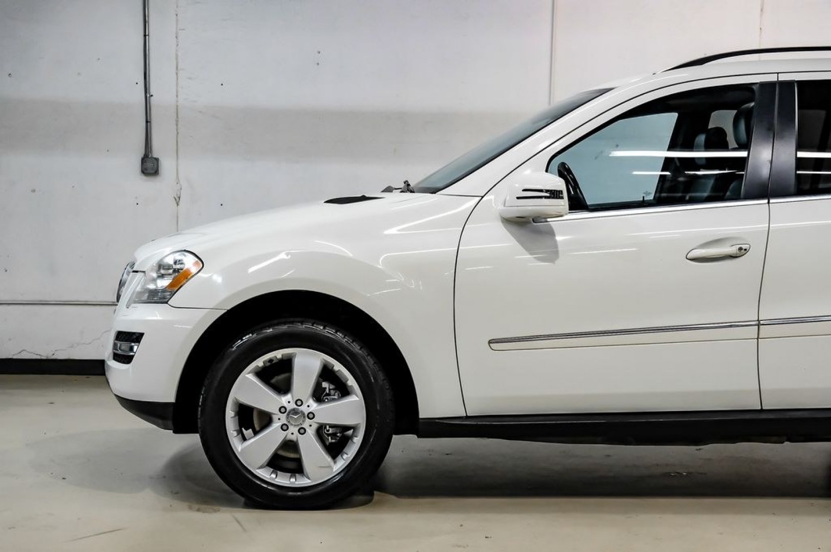 2011 Arctic White /Black Mercedes-Benz M-Class ML 350 (4JGBB8GB6BA) with an 3.5L V6 DOHC 24V engine, Automatic transmission, located at 15300 Midway Rd., Addison, TX, 75001, (972) 702-0011, 32.958321, -96.838074- Photo#16