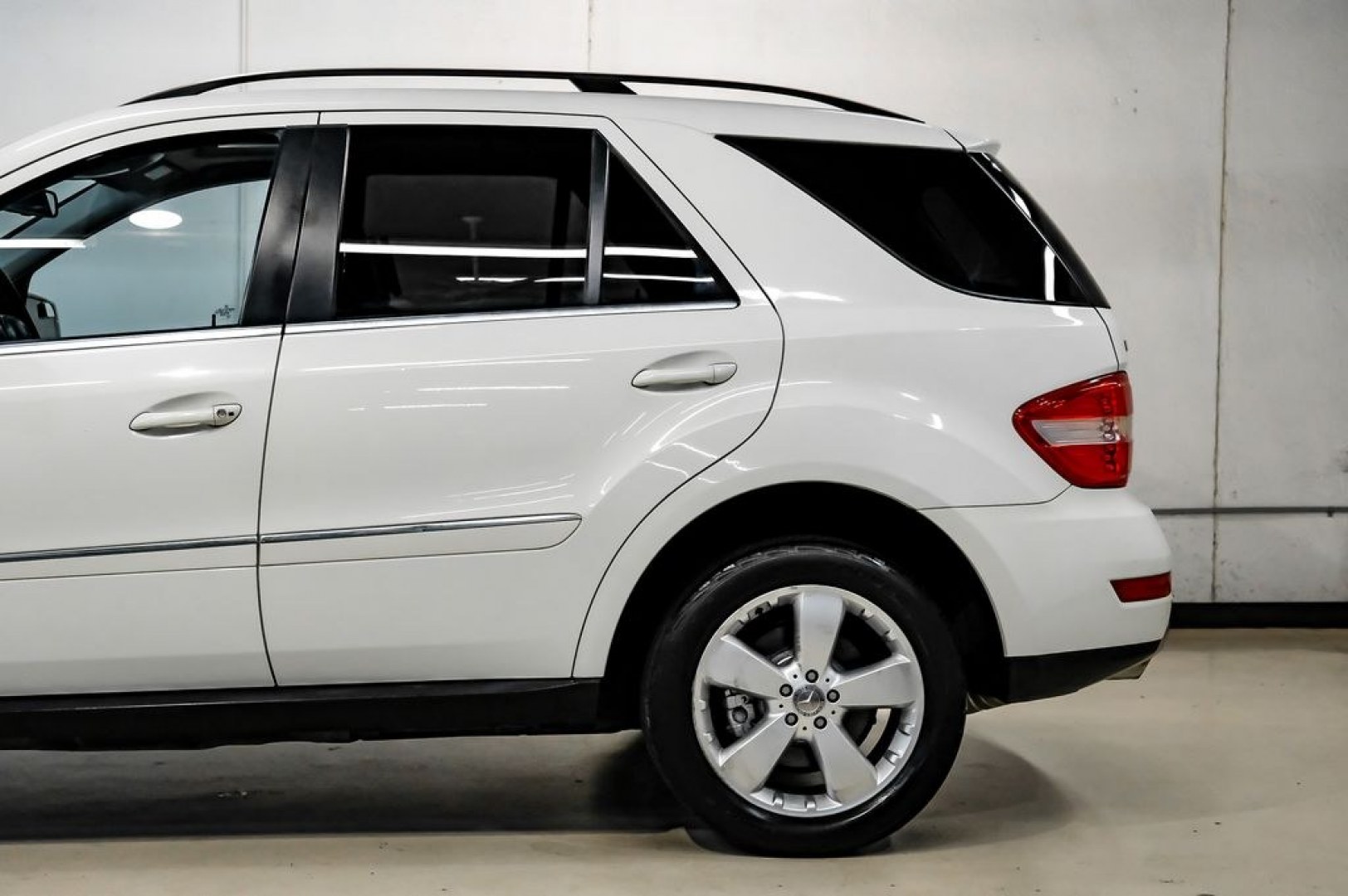 2011 Arctic White /Black Mercedes-Benz M-Class ML 350 (4JGBB8GB6BA) with an 3.5L V6 DOHC 24V engine, Automatic transmission, located at 15300 Midway Rd., Addison, TX, 75001, (972) 702-0011, 32.958321, -96.838074- Photo#17