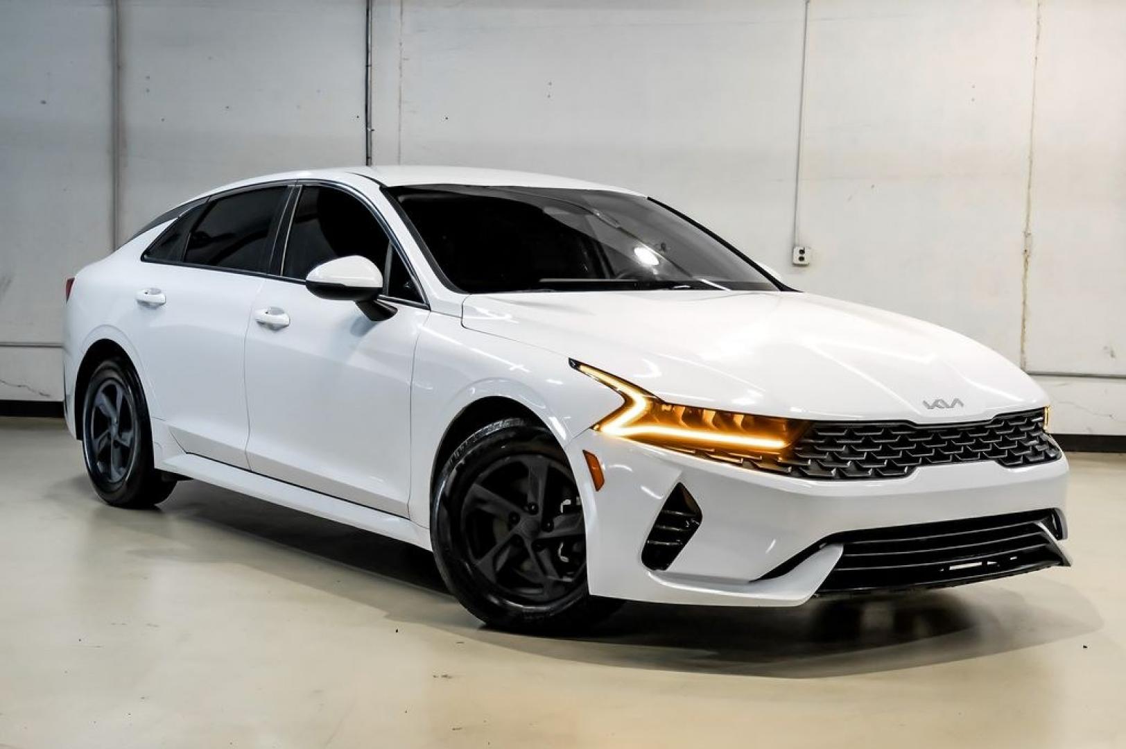 2022 White Pearl /Black Kia K5 LX (5XXG24J2XNG) with an I4 engine, Automatic transmission, located at 15300 Midway Rd., Addison, TX, 75001, (972) 702-0011, 32.958321, -96.838074- Photo#5
