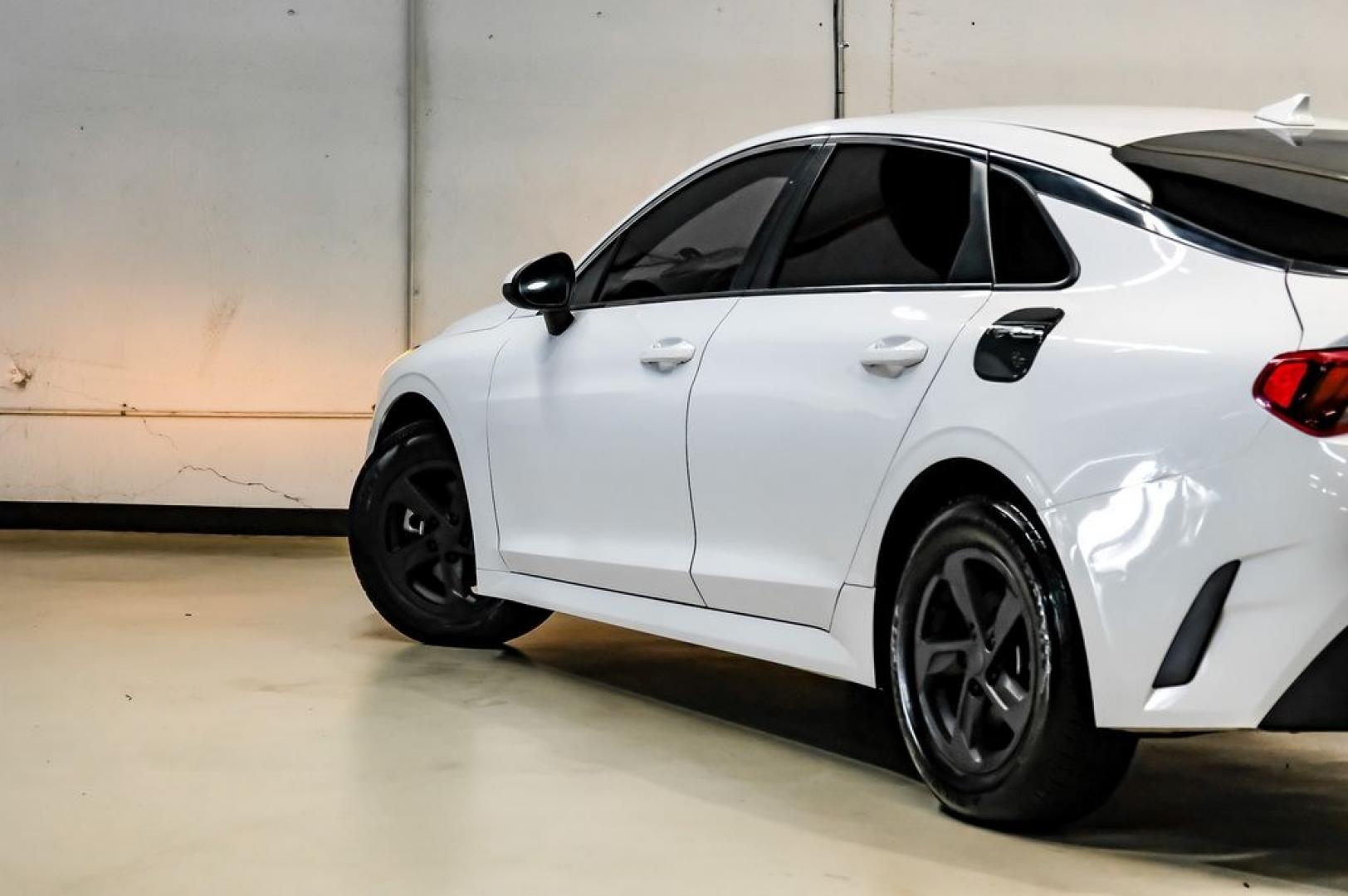 2022 White Pearl /Black Kia K5 LX (5XXG24J2XNG) with an I4 engine, Automatic transmission, located at 15300 Midway Rd., Addison, TX, 75001, (972) 702-0011, 32.958321, -96.838074- Photo#12