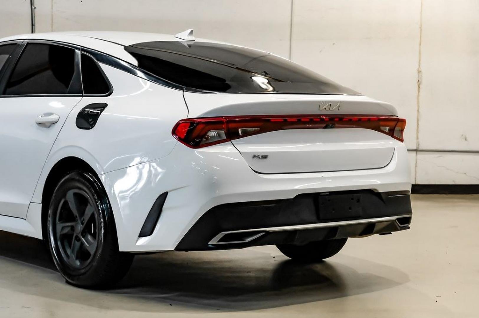 2022 White Pearl /Black Kia K5 LX (5XXG24J2XNG) with an I4 engine, Automatic transmission, located at 15300 Midway Rd., Addison, TX, 75001, (972) 702-0011, 32.958321, -96.838074- Photo#13