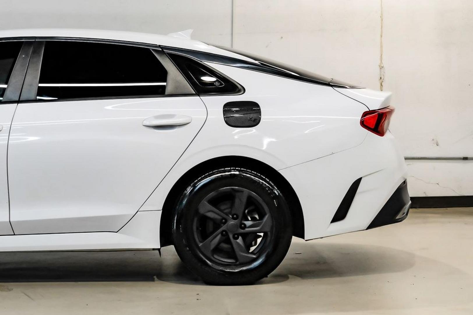 2022 White Pearl /Black Kia K5 LX (5XXG24J2XNG) with an I4 engine, Automatic transmission, located at 15300 Midway Rd., Addison, TX, 75001, (972) 702-0011, 32.958321, -96.838074- Photo#16