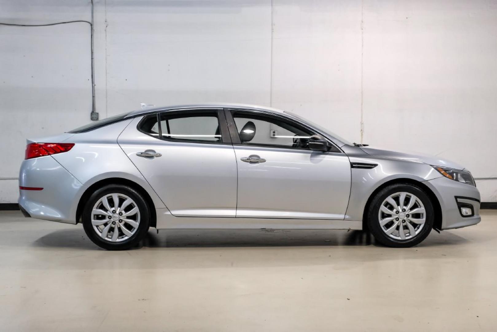 2014 Bright Silver /Gray Kia Optima EX (5XXGN4A77EG) with an 2.4L I4 DGI DOHC engine, Automatic transmission, located at 15300 Midway Rd., Addison, TX, 75001, (972) 702-0011, 32.958321, -96.838074- Photo#6