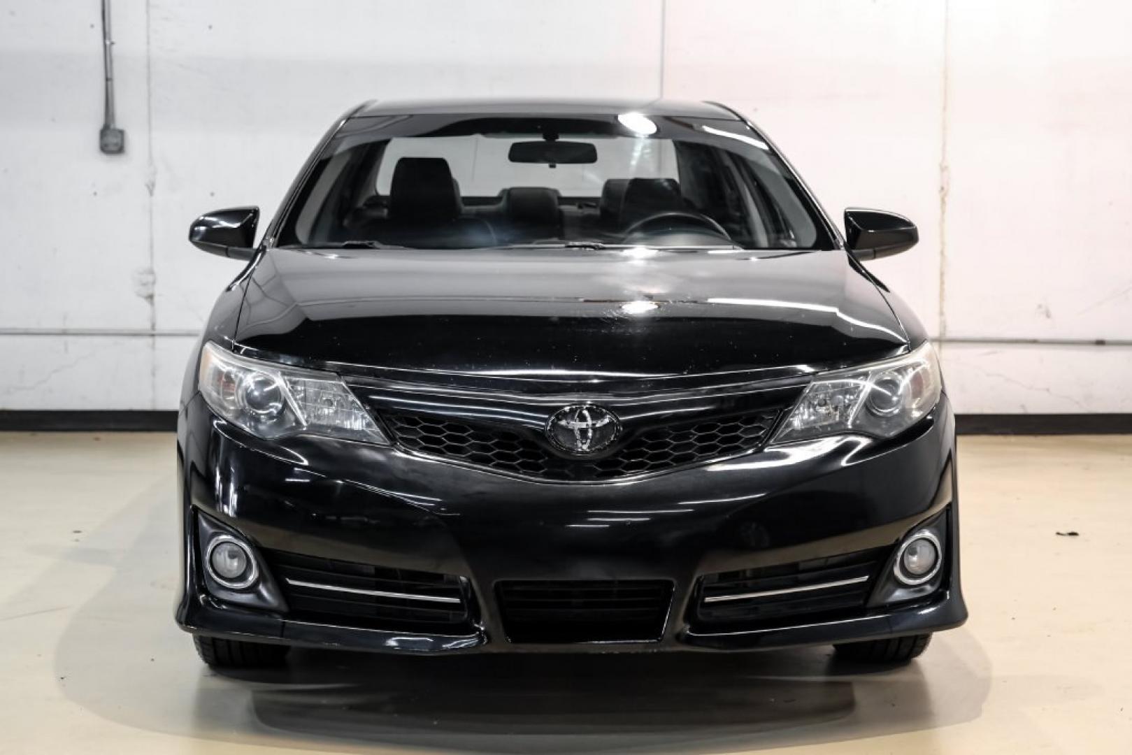 2014 Attitude Black Metallic /Black Toyota Camry SE (4T1BF1FK9EU) with an 2.5L I4 SMPI DOHC engine, Automatic transmission, located at 15300 Midway Rd., Addison, TX, 75001, (972) 702-0011, 32.958321, -96.838074- Photo#4