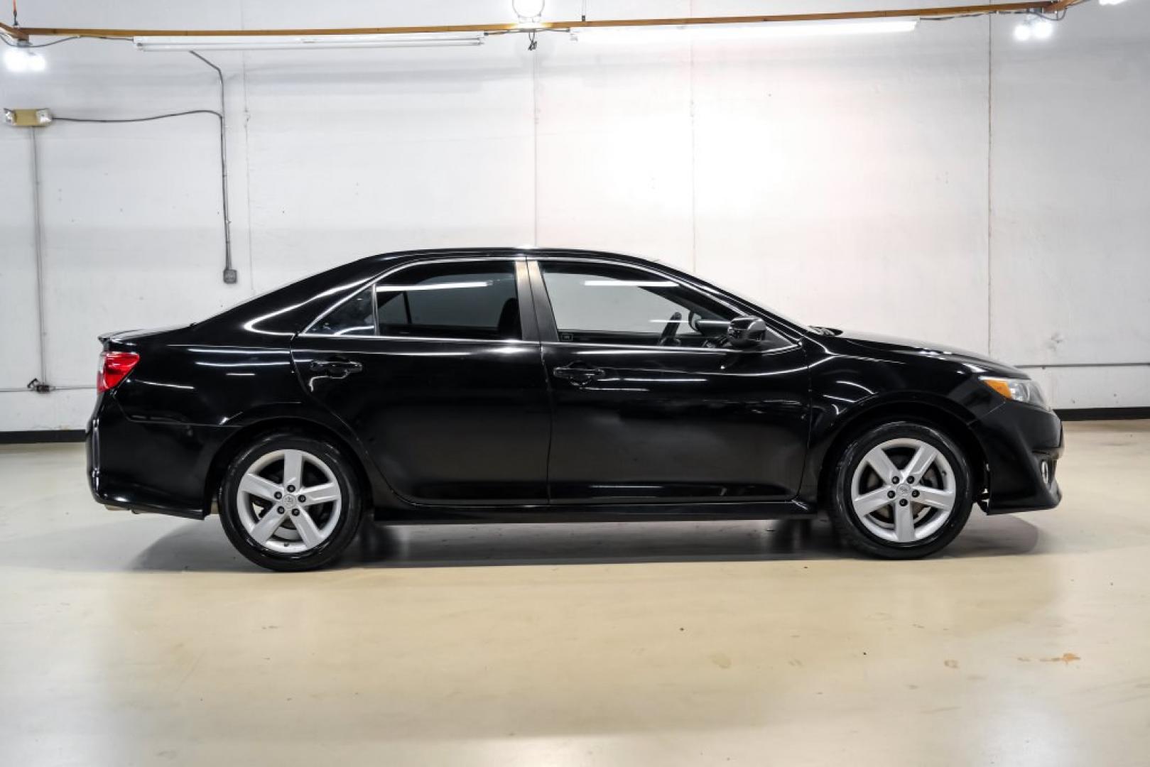2014 Attitude Black Metallic /Black Toyota Camry SE (4T1BF1FK9EU) with an 2.5L I4 SMPI DOHC engine, Automatic transmission, located at 15300 Midway Rd., Addison, TX, 75001, (972) 702-0011, 32.958321, -96.838074- Photo#6