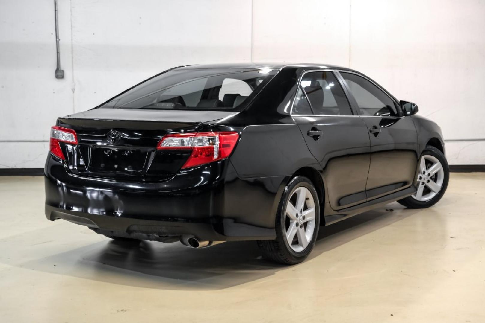 2014 Attitude Black Metallic /Black Toyota Camry SE (4T1BF1FK9EU) with an 2.5L I4 SMPI DOHC engine, Automatic transmission, located at 15300 Midway Rd., Addison, TX, 75001, (972) 702-0011, 32.958321, -96.838074- Photo#7