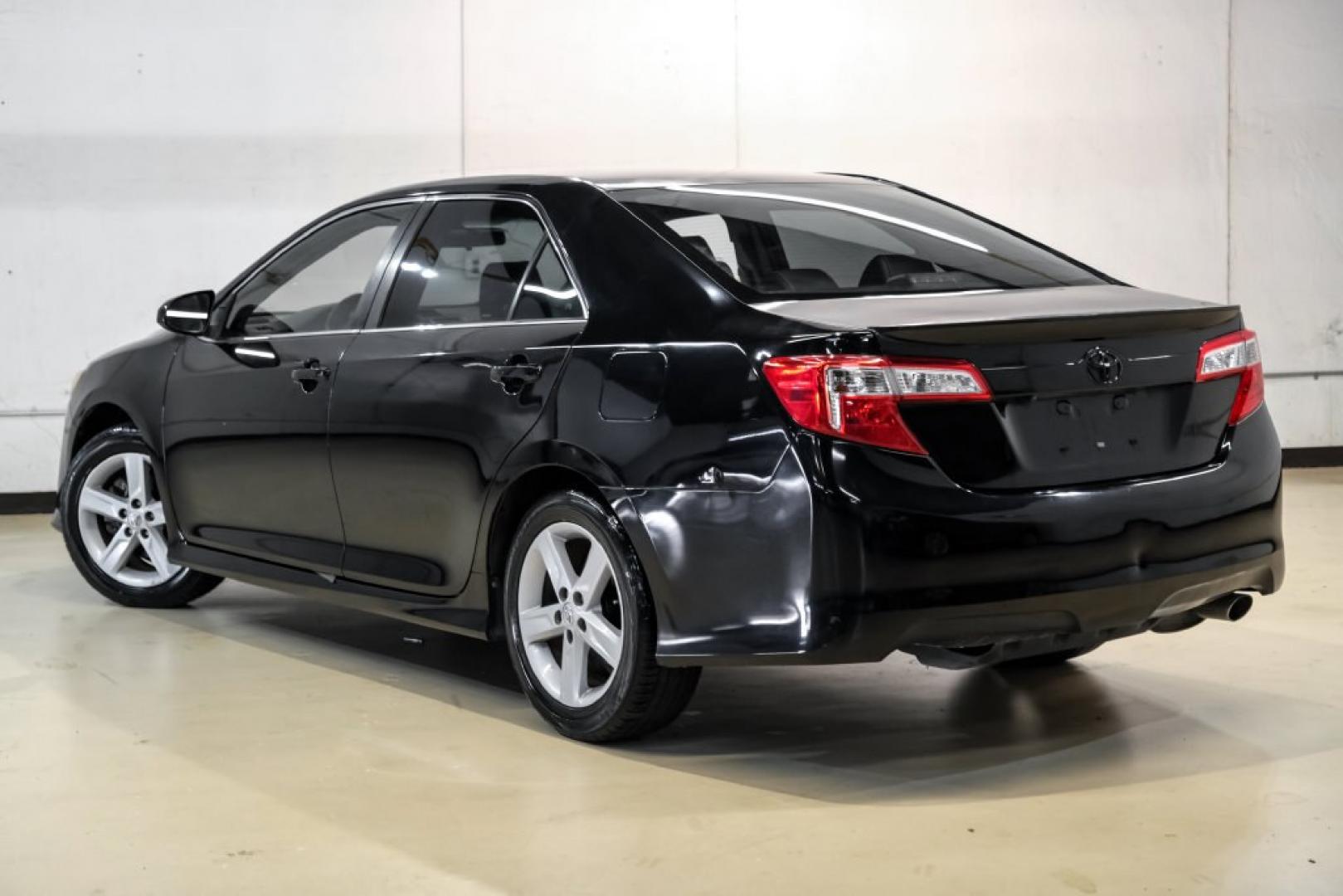 2014 Attitude Black Metallic /Black Toyota Camry SE (4T1BF1FK9EU) with an 2.5L I4 SMPI DOHC engine, Automatic transmission, located at 15300 Midway Rd., Addison, TX, 75001, (972) 702-0011, 32.958321, -96.838074- Photo#9