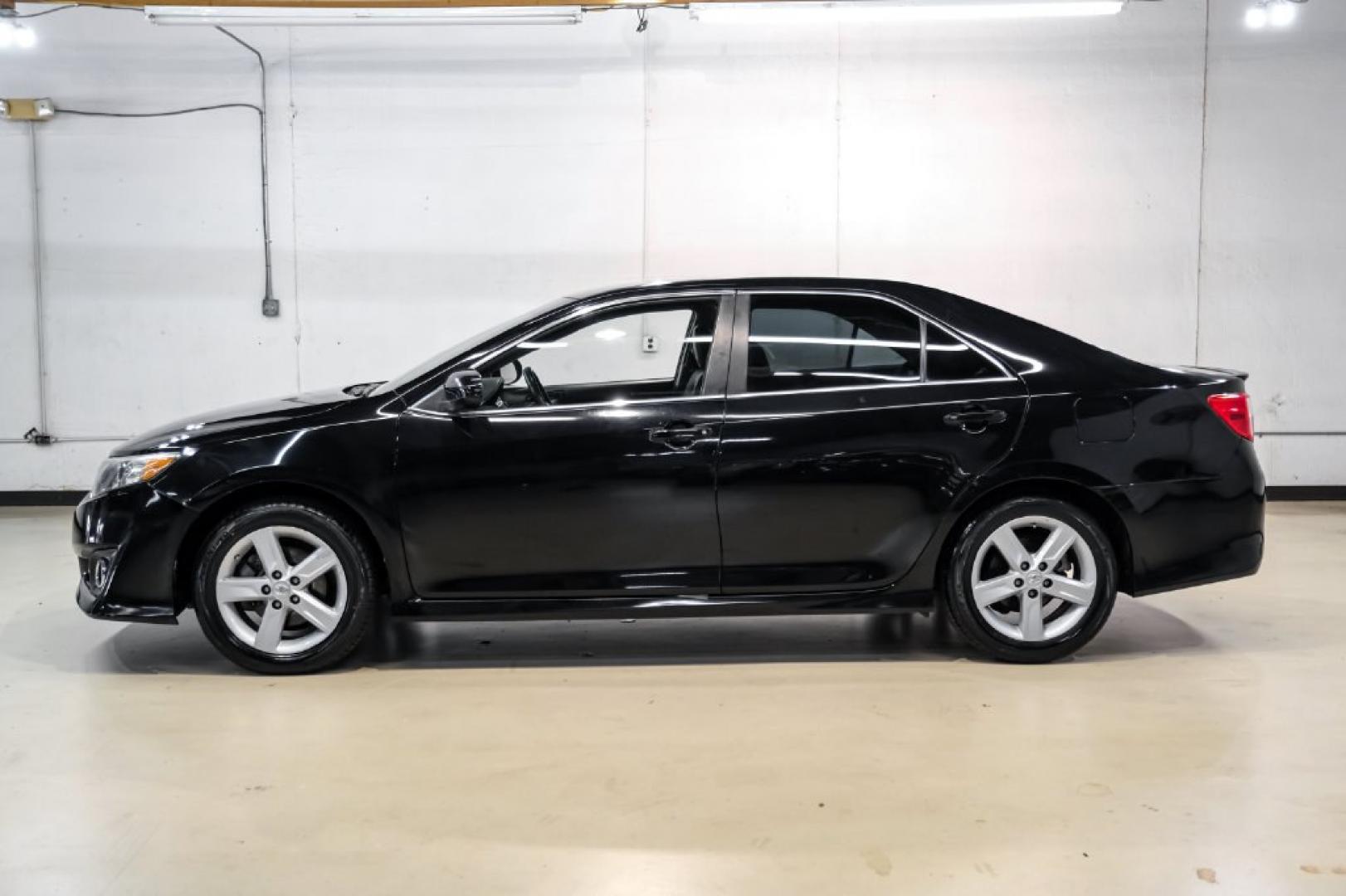 2014 Attitude Black Metallic /Black Toyota Camry SE (4T1BF1FK9EU) with an 2.5L I4 SMPI DOHC engine, Automatic transmission, located at 15300 Midway Rd., Addison, TX, 75001, (972) 702-0011, 32.958321, -96.838074- Photo#10