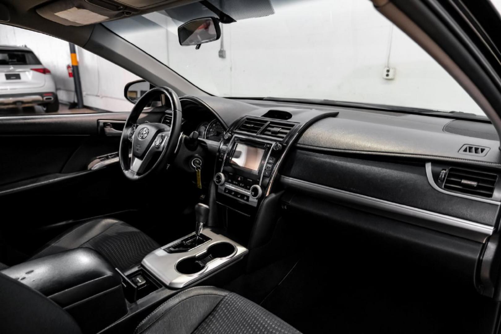 2014 Attitude Black Metallic /Black Toyota Camry SE (4T1BF1FK9EU) with an 2.5L I4 SMPI DOHC engine, Automatic transmission, located at 15300 Midway Rd., Addison, TX, 75001, (972) 702-0011, 32.958321, -96.838074- Photo#11