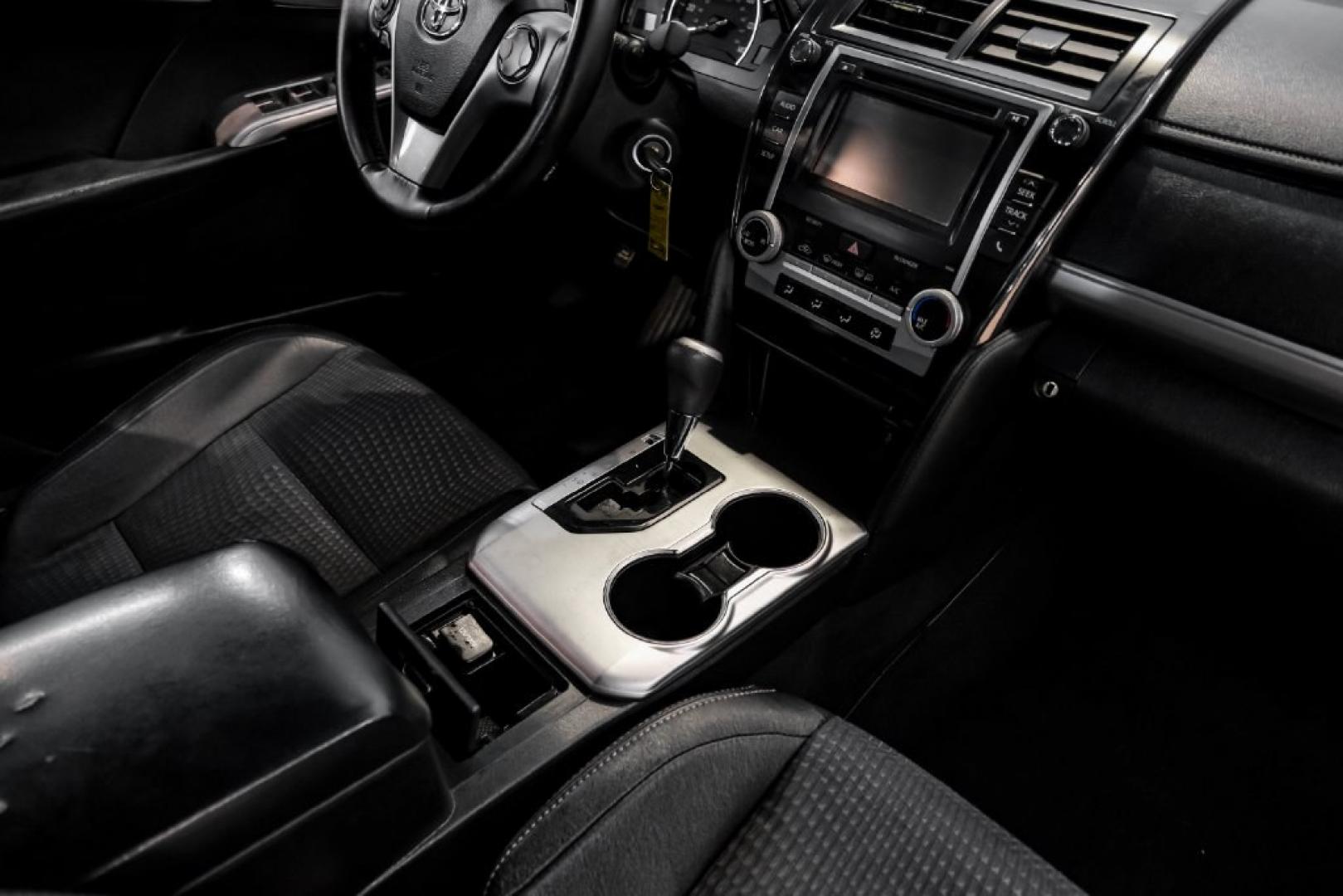 2014 Attitude Black Metallic /Black Toyota Camry SE (4T1BF1FK9EU) with an 2.5L I4 SMPI DOHC engine, Automatic transmission, located at 15300 Midway Rd., Addison, TX, 75001, (972) 702-0011, 32.958321, -96.838074- Photo#20