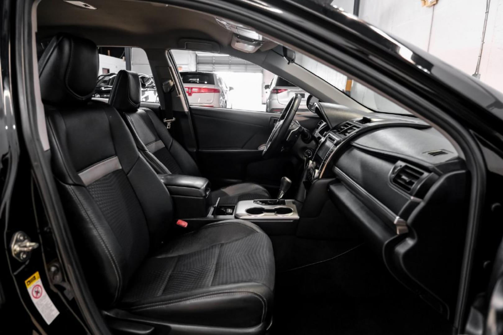 2014 Attitude Black Metallic /Black Toyota Camry SE (4T1BF1FK9EU) with an 2.5L I4 SMPI DOHC engine, Automatic transmission, located at 15300 Midway Rd., Addison, TX, 75001, (972) 702-0011, 32.958321, -96.838074- Photo#27