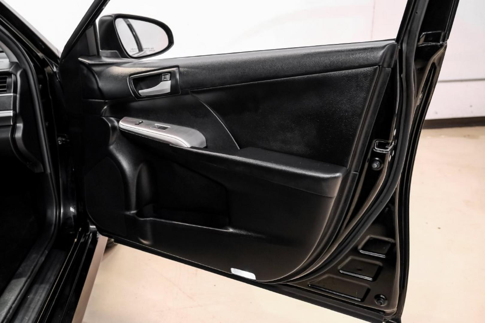 2014 Attitude Black Metallic /Black Toyota Camry SE (4T1BF1FK9EU) with an 2.5L I4 SMPI DOHC engine, Automatic transmission, located at 15300 Midway Rd., Addison, TX, 75001, (972) 702-0011, 32.958321, -96.838074- Photo#36