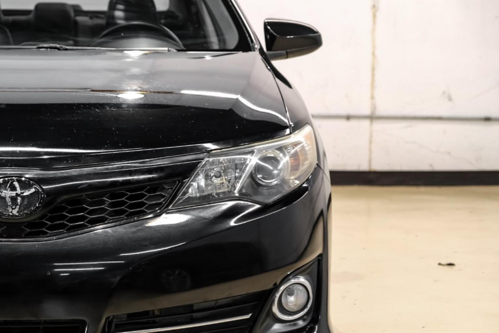 2014 Attitude Black Metallic /Black Toyota Camry SE (4T1BF1FK9EU) with an 2.5L I4 SMPI DOHC engine, Automatic transmission, located at 15300 Midway Rd., Addison, TX, 75001, (972) 702-0011, 32.958321, -96.838074- Photo#39