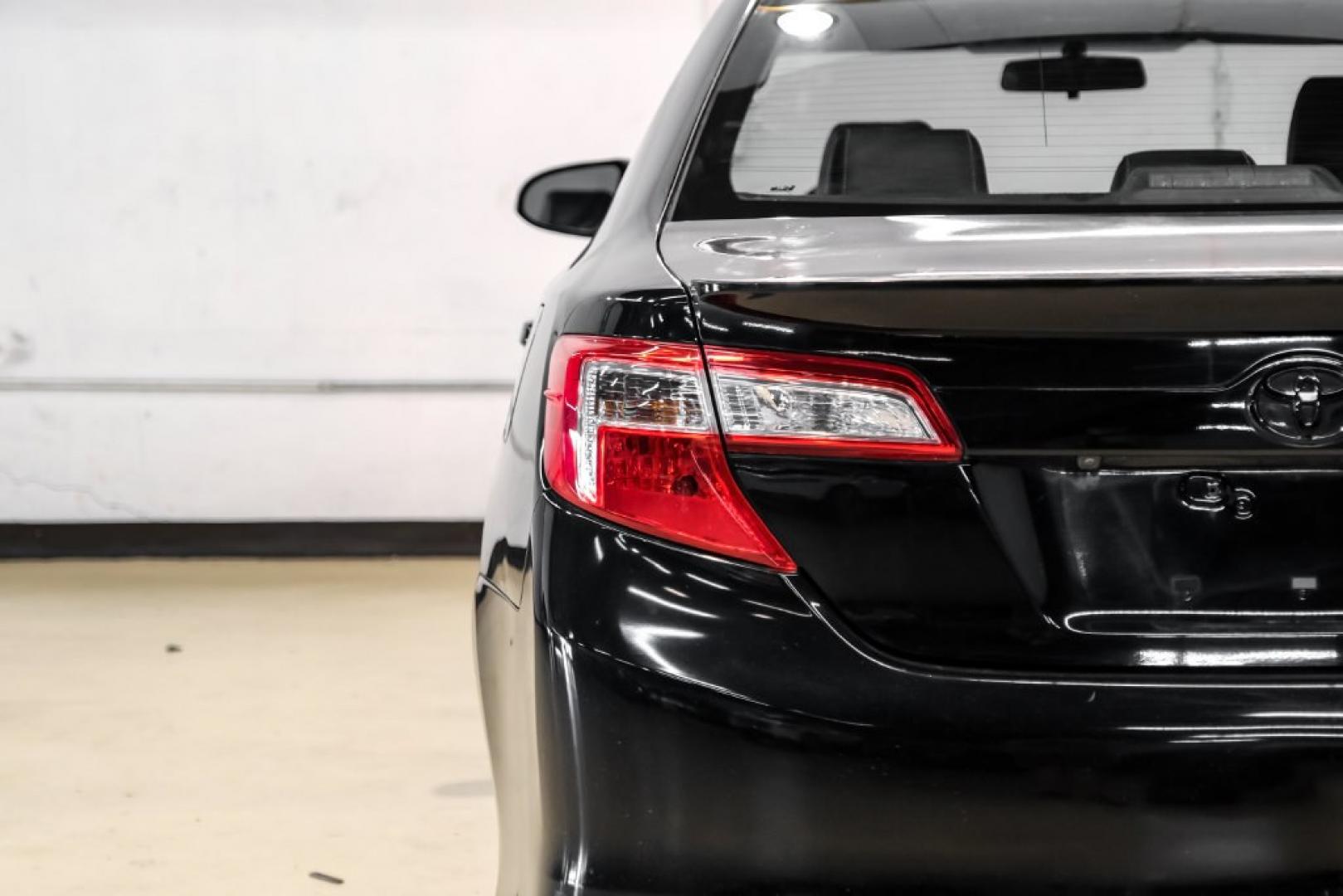 2014 Attitude Black Metallic /Black Toyota Camry SE (4T1BF1FK9EU) with an 2.5L I4 SMPI DOHC engine, Automatic transmission, located at 15300 Midway Rd., Addison, TX, 75001, (972) 702-0011, 32.958321, -96.838074- Photo#40