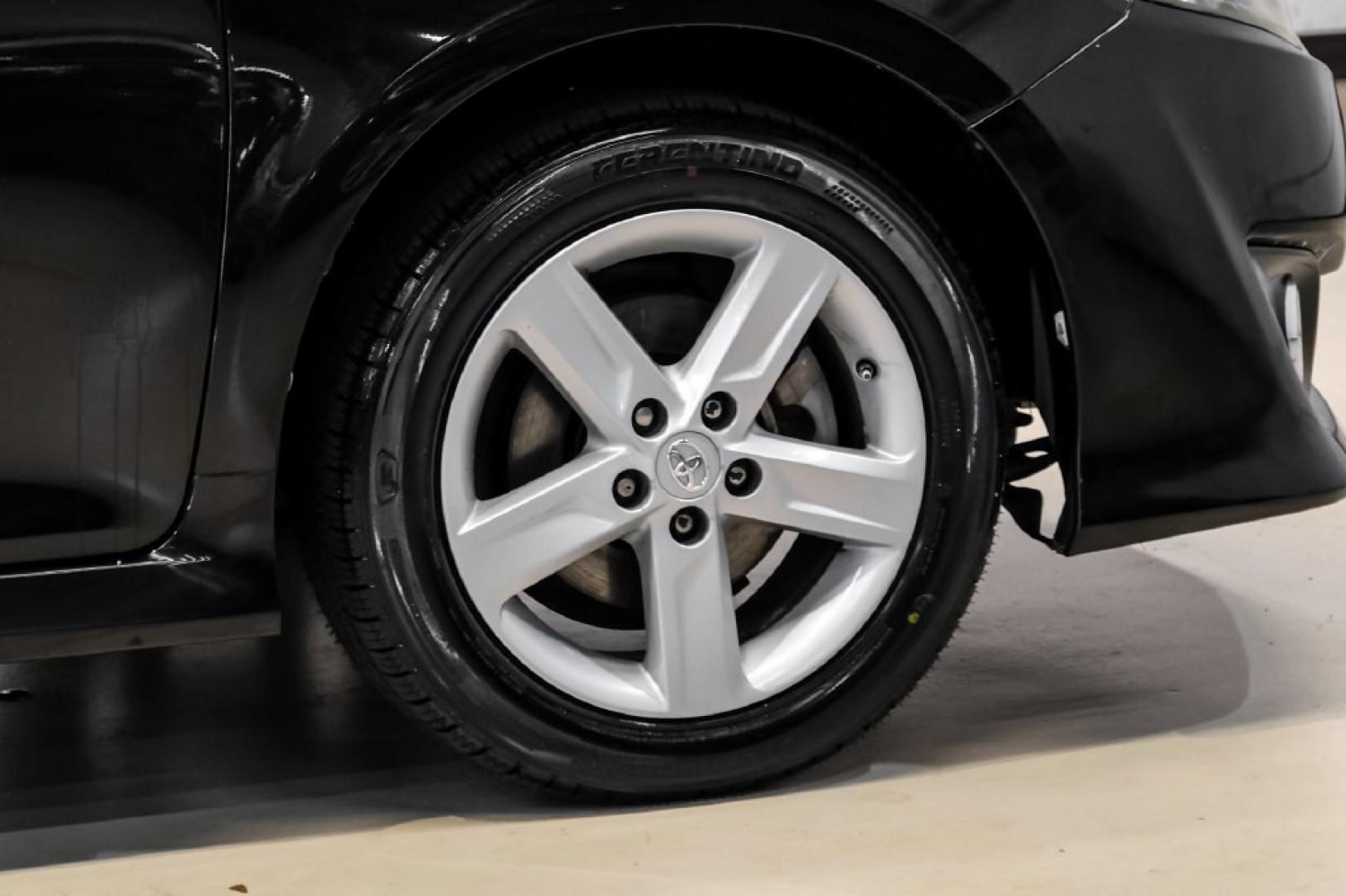2014 Attitude Black Metallic /Black Toyota Camry SE (4T1BF1FK9EU) with an 2.5L I4 SMPI DOHC engine, Automatic transmission, located at 15300 Midway Rd., Addison, TX, 75001, (972) 702-0011, 32.958321, -96.838074- Photo#46
