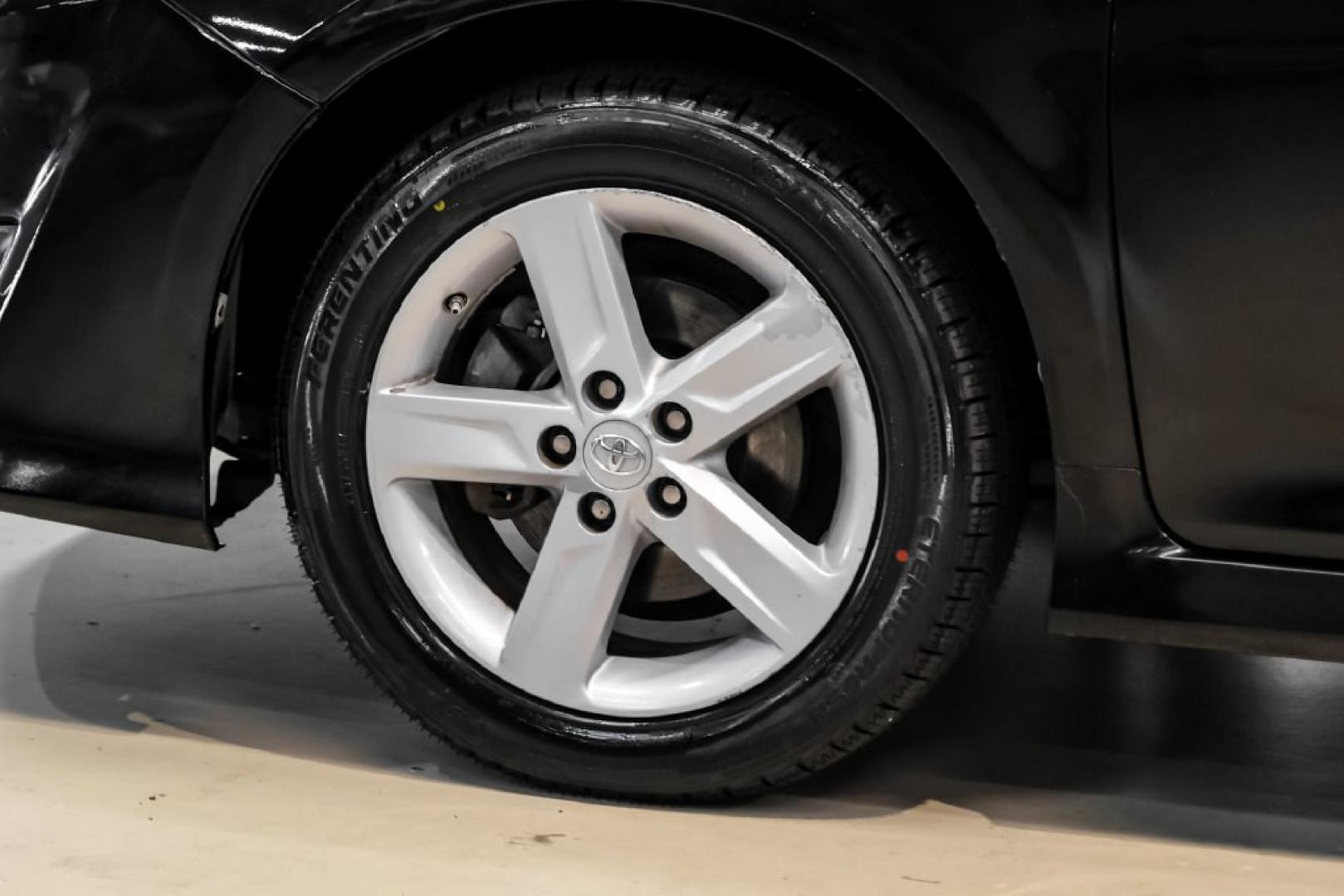 2014 Attitude Black Metallic /Black Toyota Camry SE (4T1BF1FK9EU) with an 2.5L I4 SMPI DOHC engine, Automatic transmission, located at 15300 Midway Rd., Addison, TX, 75001, (972) 702-0011, 32.958321, -96.838074- Photo#47