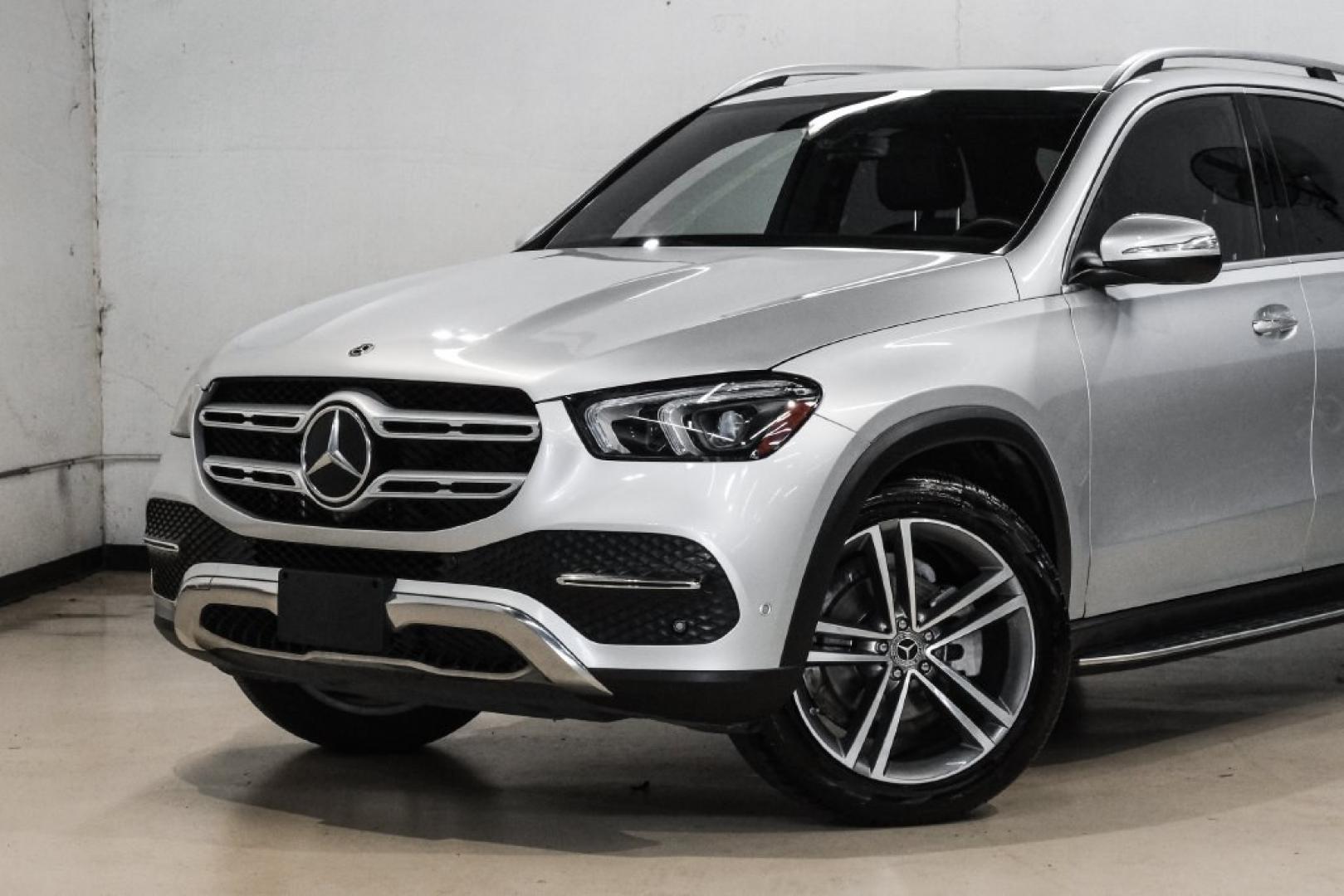 2020 Iridium Silver Metallic /Black Mercedes-Benz GLE GLE 350 (4JGFB4JB3LA) with an 2.0L I4 Turbocharged engine, Automatic transmission, located at 15300 Midway Rd., Addison, TX, 75001, (972) 702-0011, 32.958321, -96.838074- Photo#5