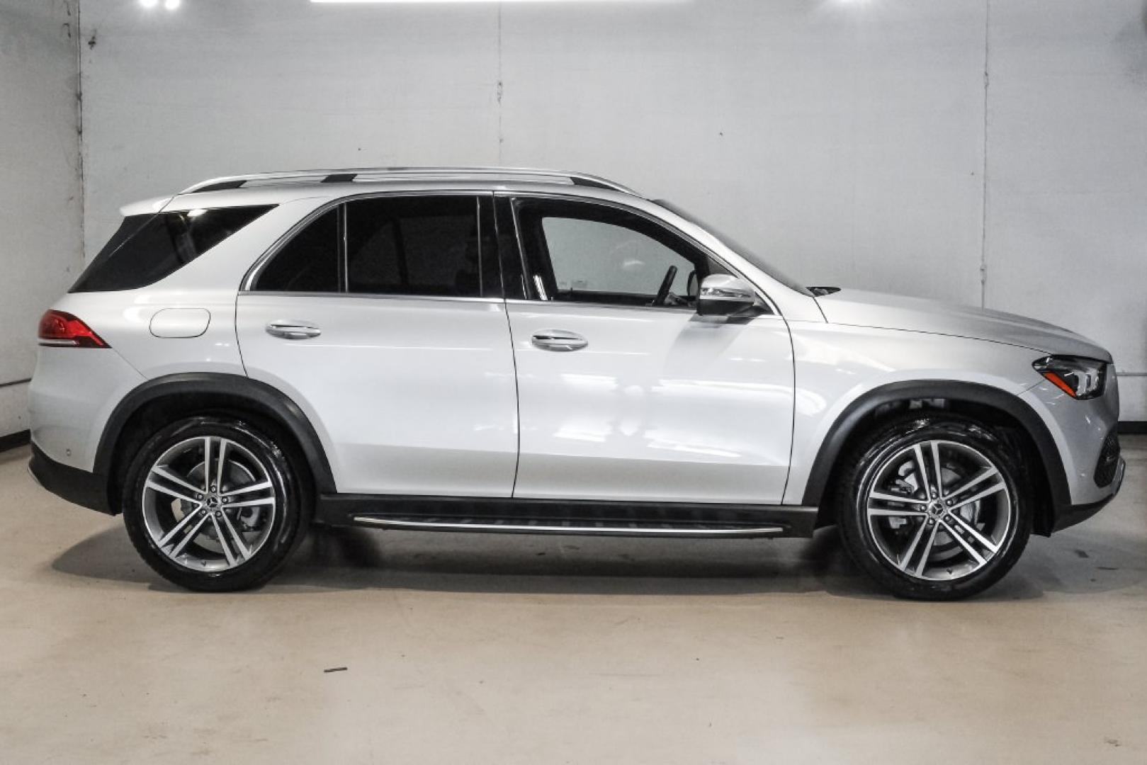 2020 Iridium Silver Metallic /Black Mercedes-Benz GLE GLE 350 (4JGFB4JB3LA) with an 2.0L I4 Turbocharged engine, Automatic transmission, located at 15300 Midway Rd., Addison, TX, 75001, (972) 702-0011, 32.958321, -96.838074- Photo#9