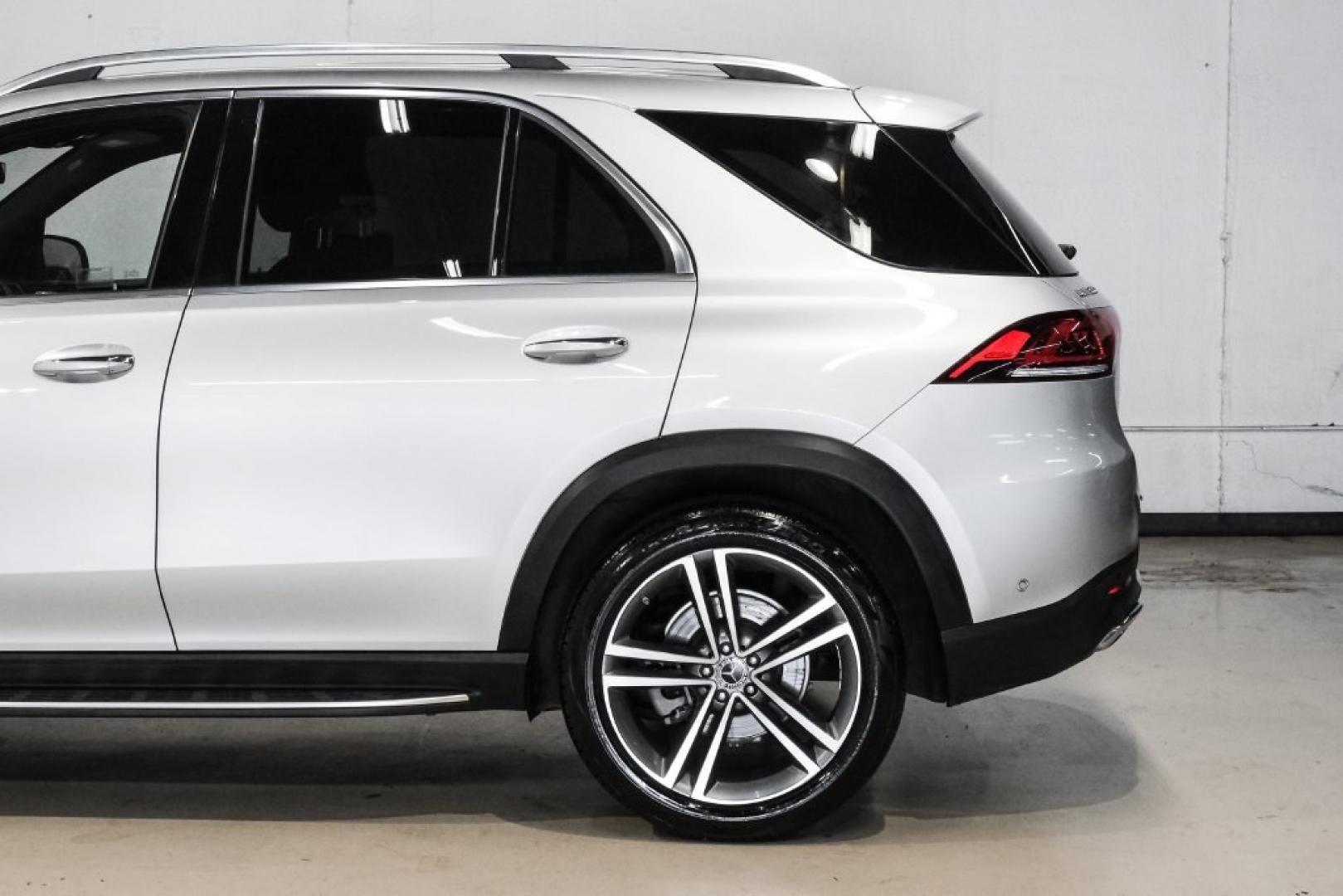 2020 Iridium Silver Metallic /Black Mercedes-Benz GLE GLE 350 (4JGFB4JB3LA) with an 2.0L I4 Turbocharged engine, Automatic transmission, located at 15300 Midway Rd., Addison, TX, 75001, (972) 702-0011, 32.958321, -96.838074- Photo#17