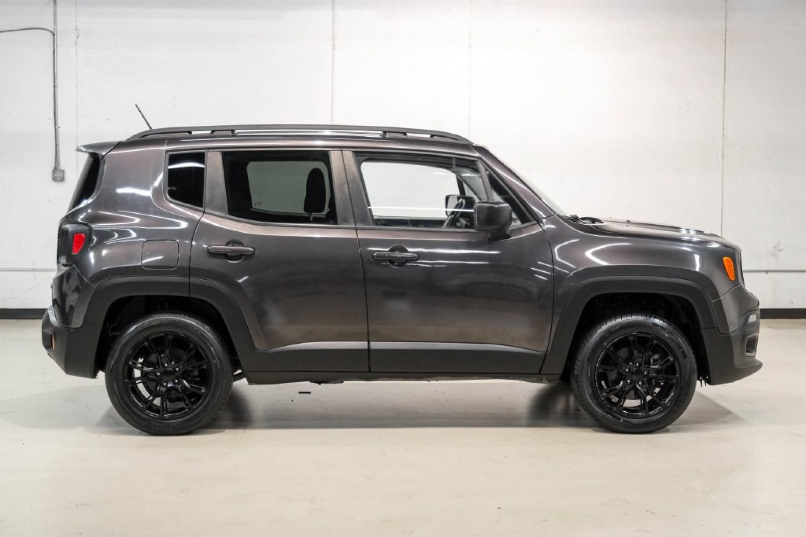 2017 Crystal Metallic /Black Jeep Renegade Latitude (ZACCJBBB1HP) with an 2.4L I4 MultiAir engine, Automatic transmission, located at 15300 Midway Rd., Addison, TX, 75001, (972) 702-0011, 32.958321, -96.838074- Photo#6