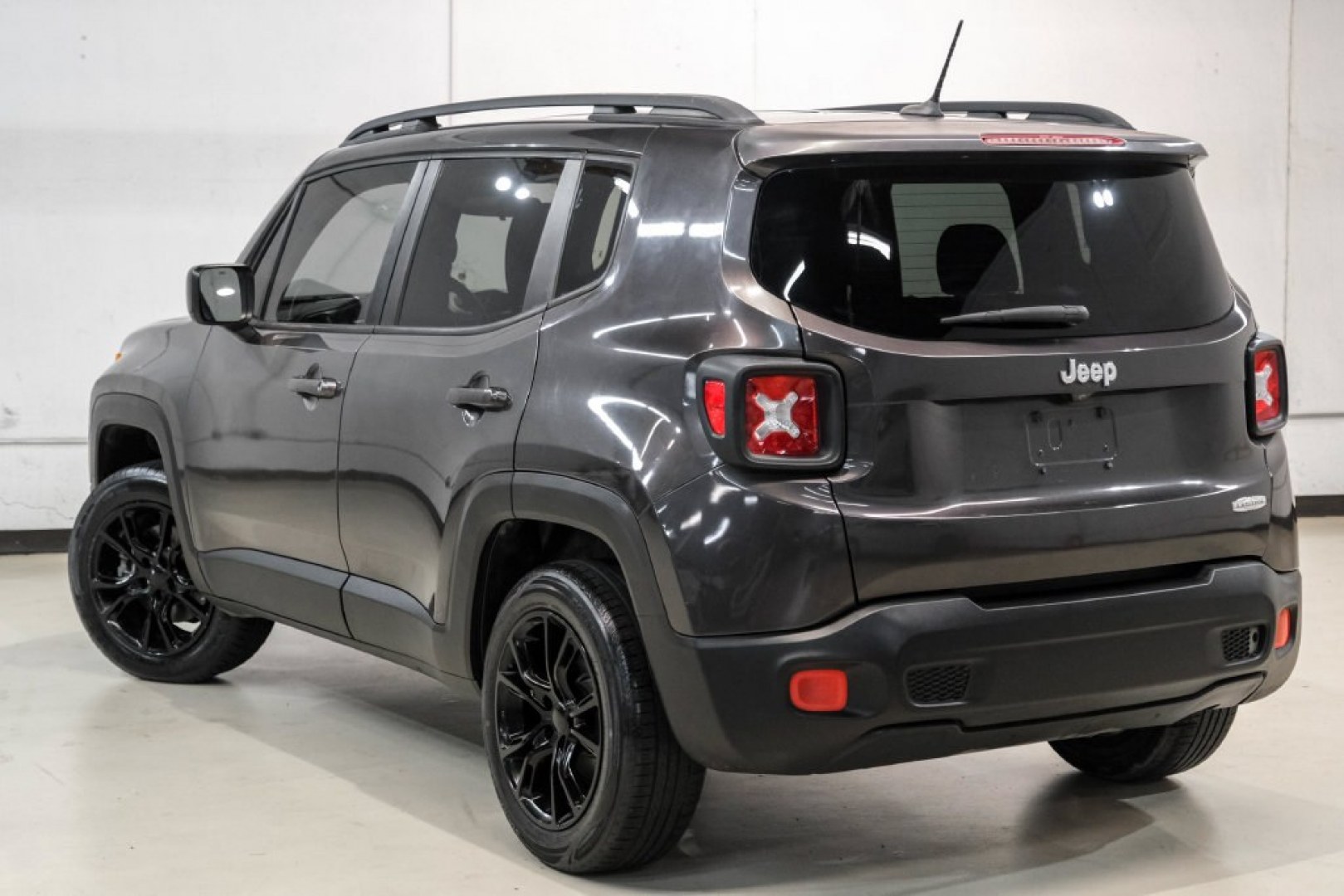 2017 Crystal Metallic /Black Jeep Renegade Latitude (ZACCJBBB1HP) with an 2.4L I4 MultiAir engine, Automatic transmission, located at 15300 Midway Rd., Addison, TX, 75001, (972) 702-0011, 32.958321, -96.838074- Photo#9