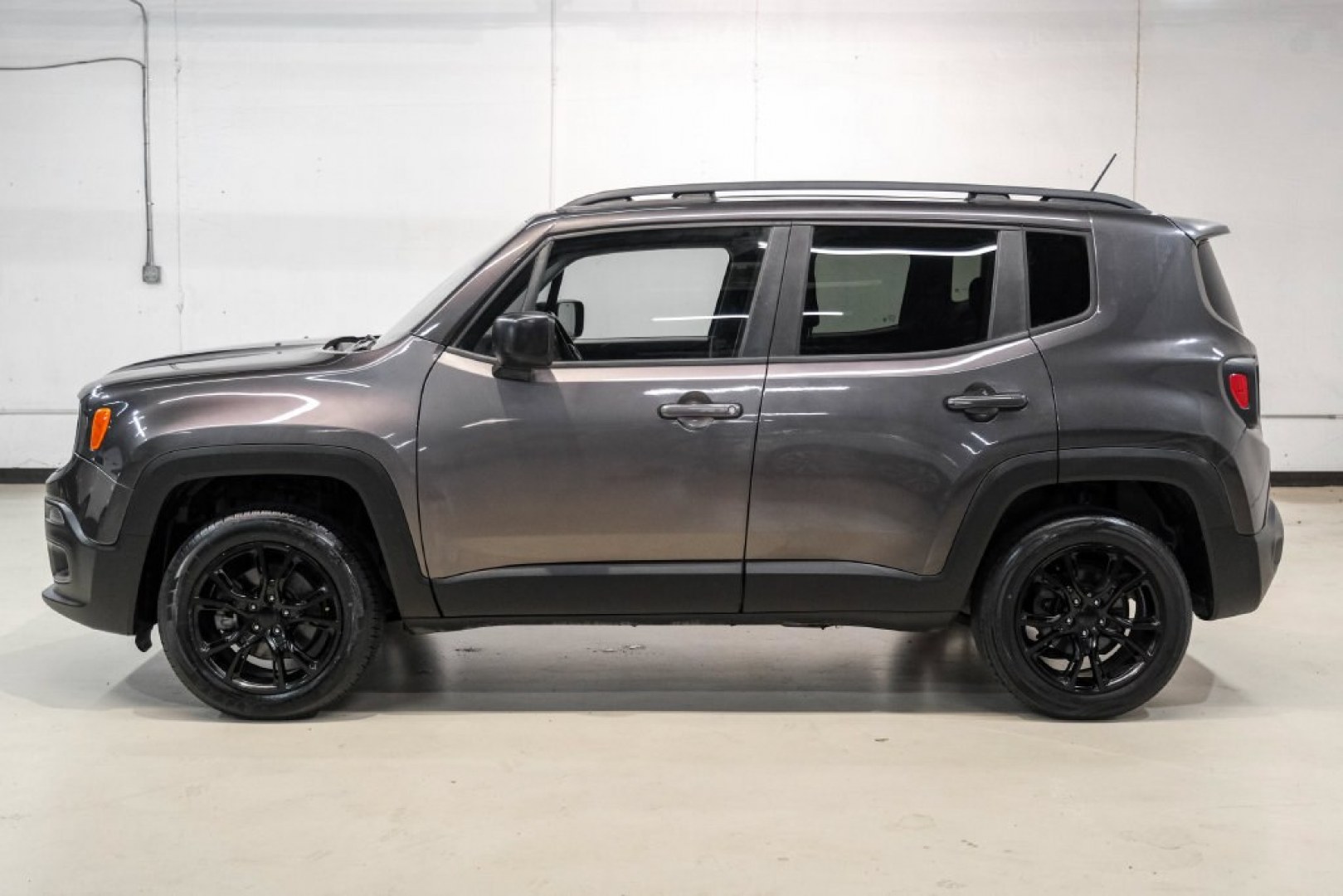 2017 Crystal Metallic /Black Jeep Renegade Latitude (ZACCJBBB1HP) with an 2.4L I4 MultiAir engine, Automatic transmission, located at 15300 Midway Rd., Addison, TX, 75001, (972) 702-0011, 32.958321, -96.838074- Photo#10