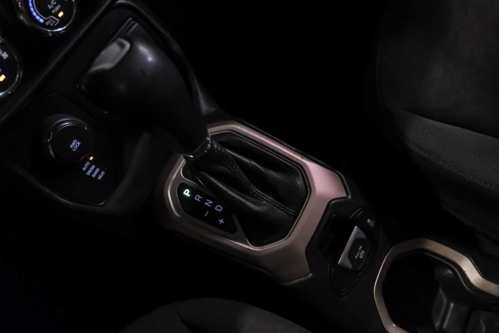 2017 Crystal Metallic /Black Jeep Renegade Latitude (ZACCJBBB1HP) with an 2.4L I4 MultiAir engine, Automatic transmission, located at 15300 Midway Rd., Addison, TX, 75001, (972) 702-0011, 32.958321, -96.838074- Photo#23