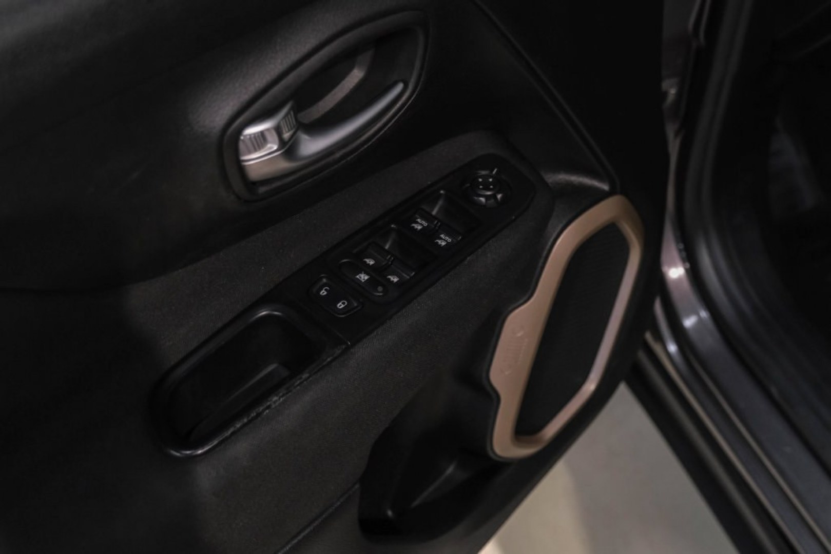 2017 Crystal Metallic /Black Jeep Renegade Latitude (ZACCJBBB1HP) with an 2.4L I4 MultiAir engine, Automatic transmission, located at 15300 Midway Rd., Addison, TX, 75001, (972) 702-0011, 32.958321, -96.838074- Photo#38