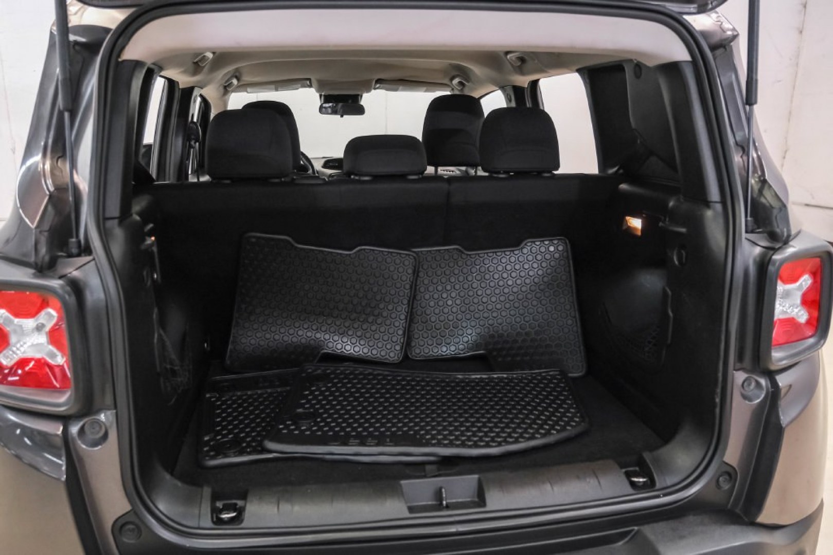 2017 Crystal Metallic /Black Jeep Renegade Latitude (ZACCJBBB1HP) with an 2.4L I4 MultiAir engine, Automatic transmission, located at 15300 Midway Rd., Addison, TX, 75001, (972) 702-0011, 32.958321, -96.838074- Photo#46