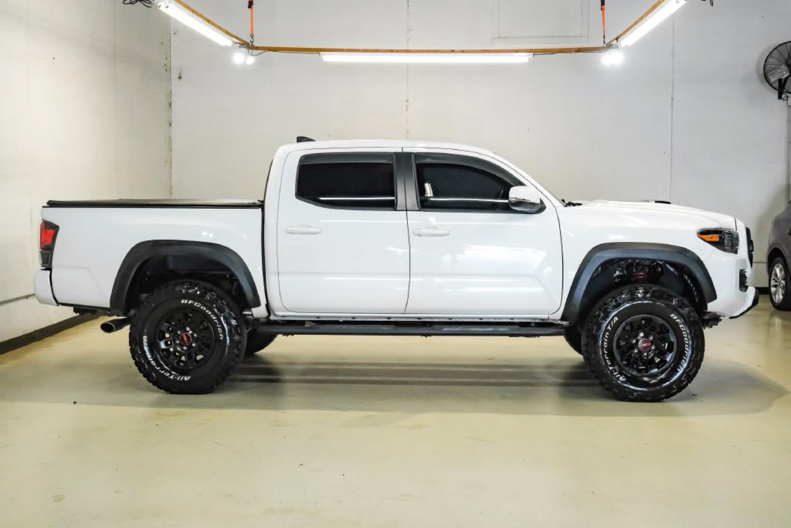 2017 Super White /Black Toyota Tacoma TRD Pro (5TFCZ5AN9HX) with an V6 engine, Automatic transmission, located at 15300 Midway Rd., Addison, TX, 75001, (972) 702-0011, 32.958321, -96.838074- Photo#4