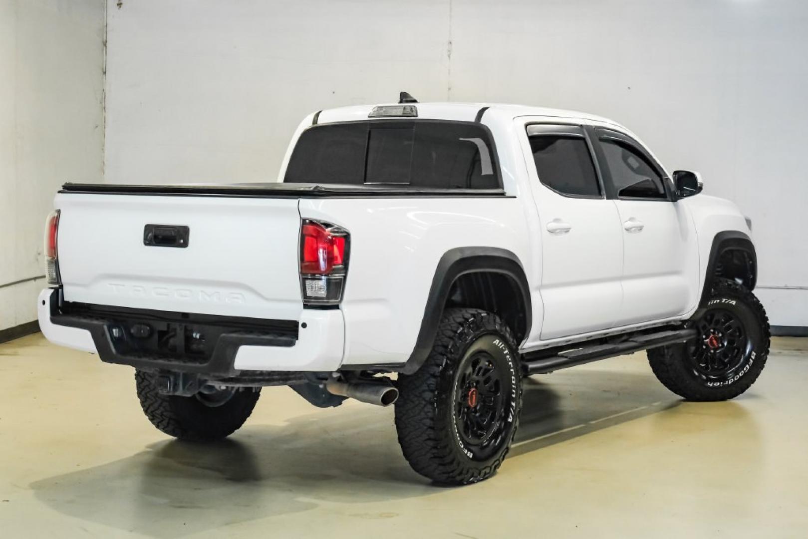 2017 Super White /Black Toyota Tacoma TRD Pro (5TFCZ5AN9HX) with an V6 engine, Automatic transmission, located at 15300 Midway Rd., Addison, TX, 75001, (972) 702-0011, 32.958321, -96.838074- Photo#5
