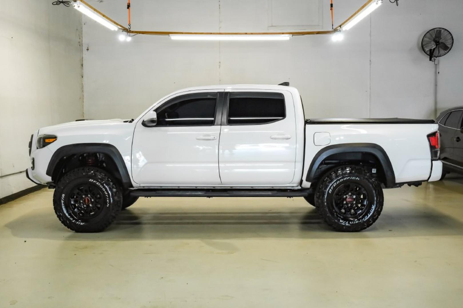2017 Super White /Black Toyota Tacoma TRD Pro (5TFCZ5AN9HX) with an V6 engine, Automatic transmission, located at 15300 Midway Rd., Addison, TX, 75001, (972) 702-0011, 32.958321, -96.838074- Photo#8