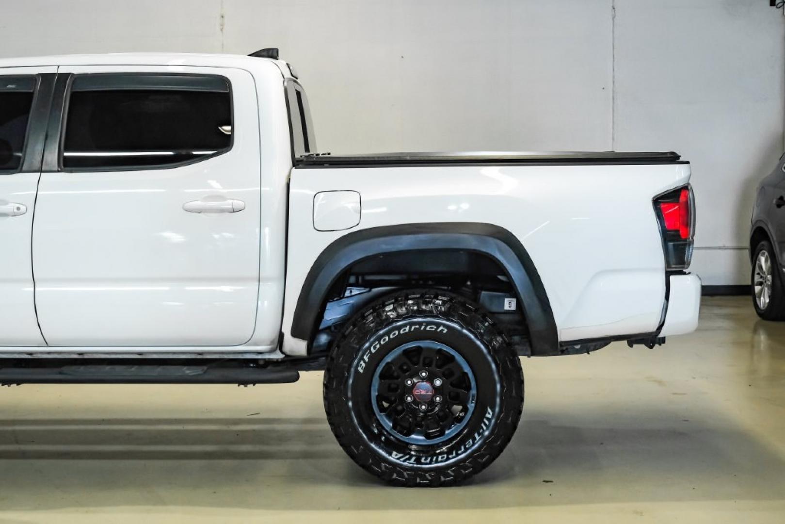 2017 Super White /Black Toyota Tacoma TRD Pro (5TFCZ5AN9HX) with an V6 engine, Automatic transmission, located at 15300 Midway Rd., Addison, TX, 75001, (972) 702-0011, 32.958321, -96.838074- Photo#10