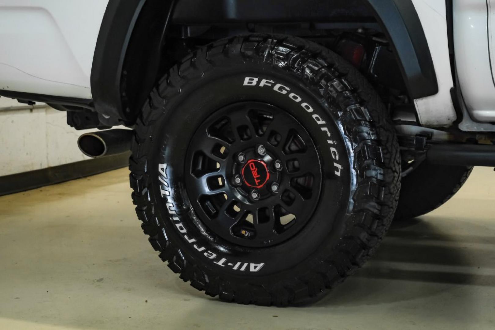 2017 Super White /Black Toyota Tacoma TRD Pro (5TFCZ5AN9HX) with an V6 engine, Automatic transmission, located at 15300 Midway Rd., Addison, TX, 75001, (972) 702-0011, 32.958321, -96.838074- Photo#45