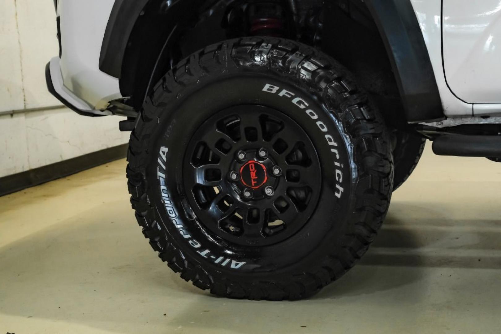 2017 Super White /Black Toyota Tacoma TRD Pro (5TFCZ5AN9HX) with an V6 engine, Automatic transmission, located at 15300 Midway Rd., Addison, TX, 75001, (972) 702-0011, 32.958321, -96.838074- Photo#47