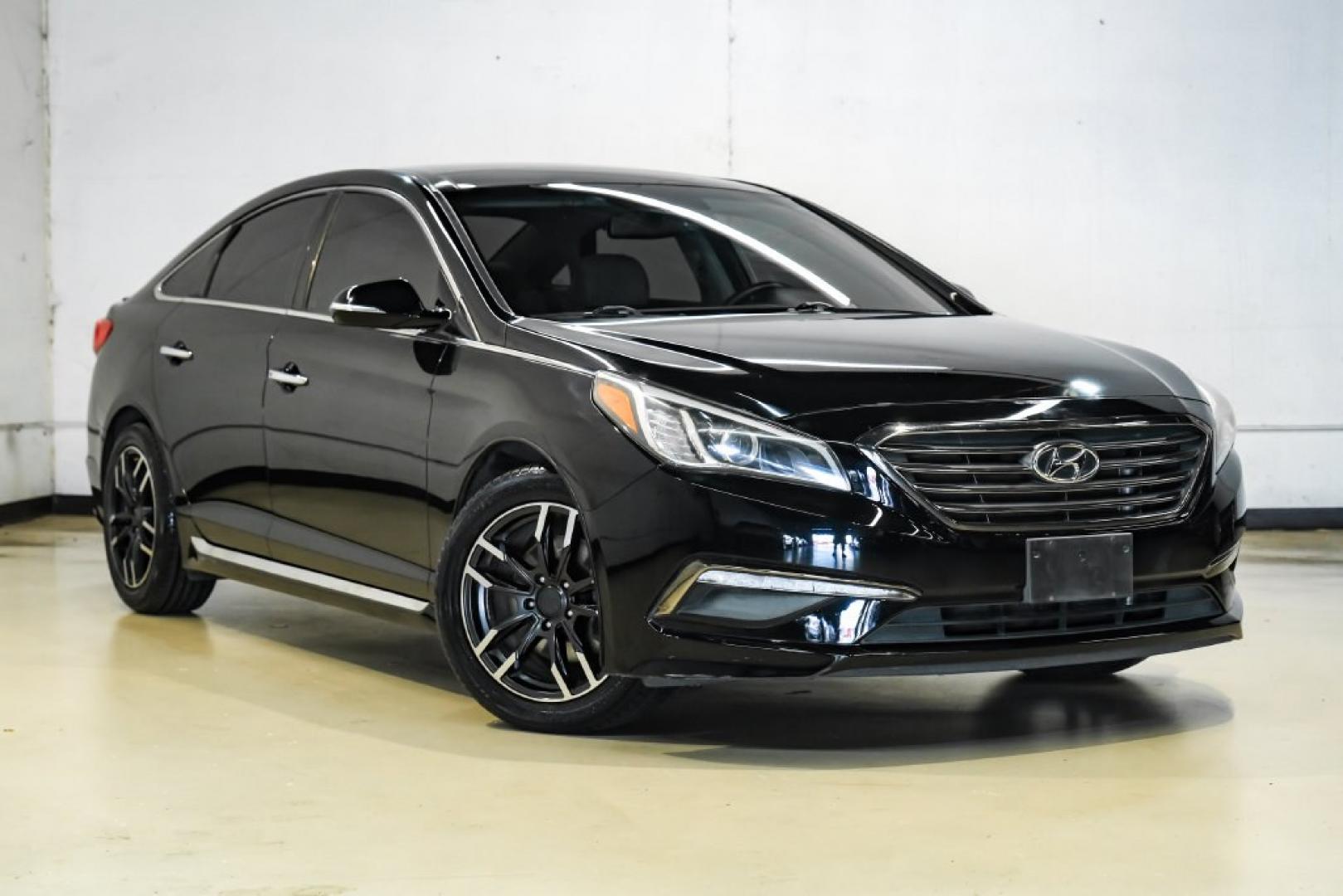 2015 Phantom Black /Gray Hyundai Sonata Limited (5NPE34AF4FH) with an 2.4L I4 DGI DOHC 16V ULEV II 185hp engine, Automatic transmission, located at 15300 Midway Rd., Addison, TX, 75001, (972) 702-0011, 32.958321, -96.838074- Photo#5