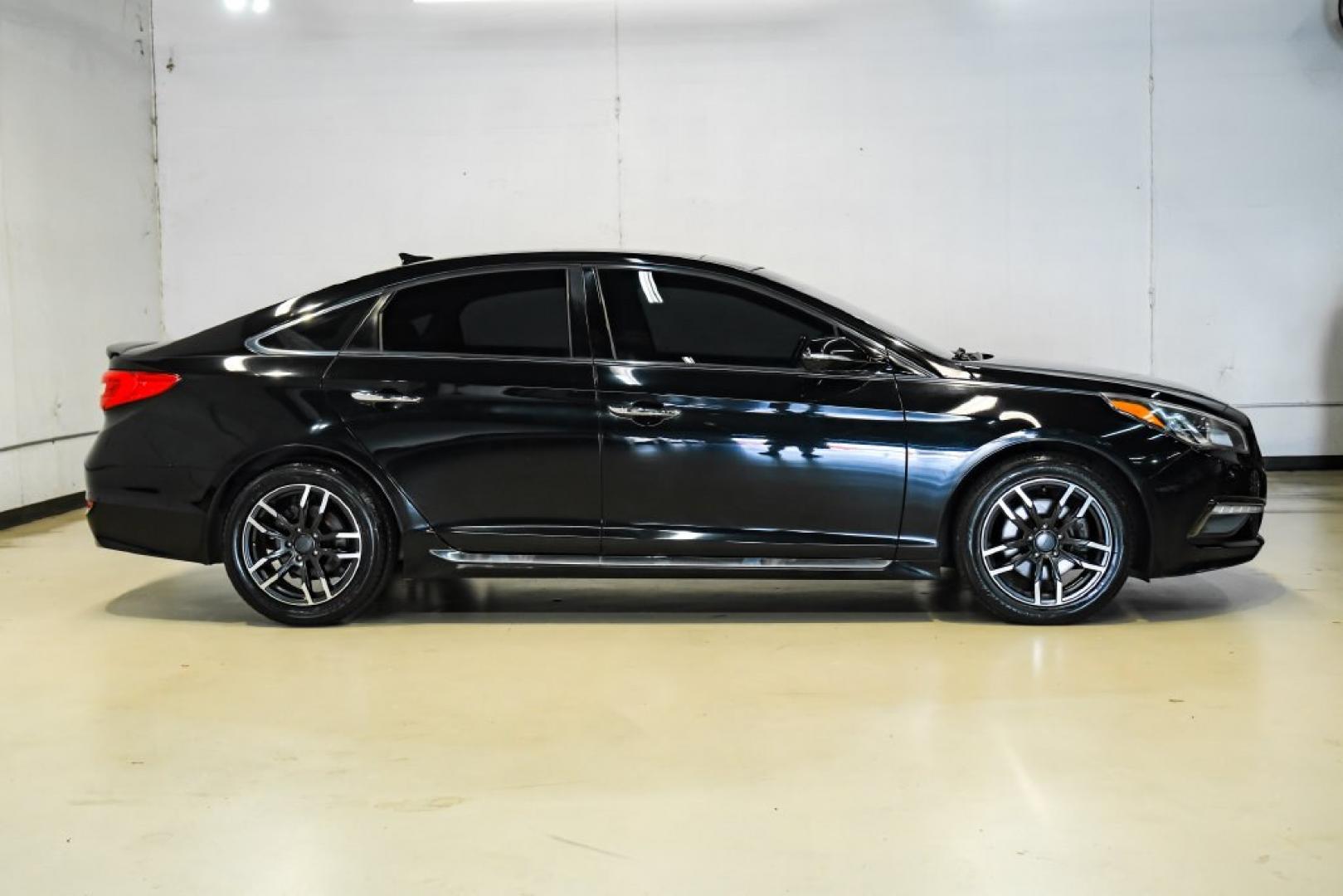 2015 Phantom Black /Gray Hyundai Sonata Limited (5NPE34AF4FH) with an 2.4L I4 DGI DOHC 16V ULEV II 185hp engine, Automatic transmission, located at 15300 Midway Rd., Addison, TX, 75001, (972) 702-0011, 32.958321, -96.838074- Photo#6