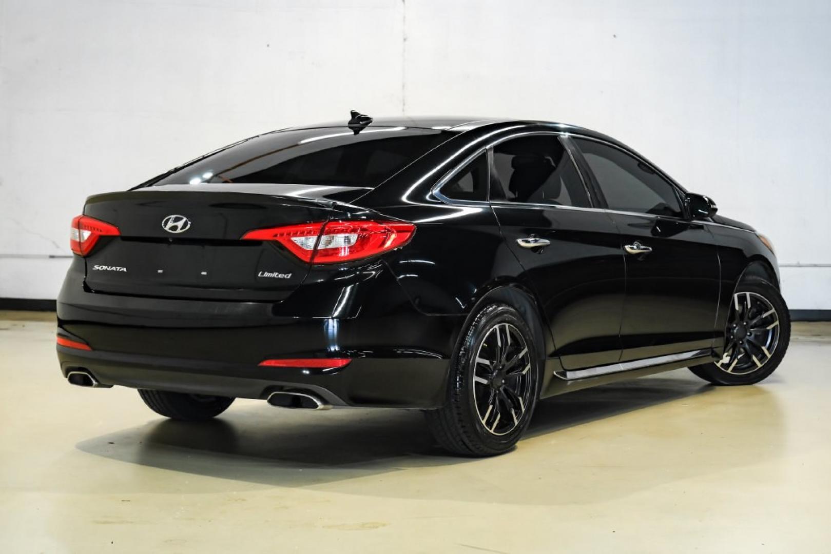 2015 Phantom Black /Gray Hyundai Sonata Limited (5NPE34AF4FH) with an 2.4L I4 DGI DOHC 16V ULEV II 185hp engine, Automatic transmission, located at 15300 Midway Rd., Addison, TX, 75001, (972) 702-0011, 32.958321, -96.838074- Photo#7